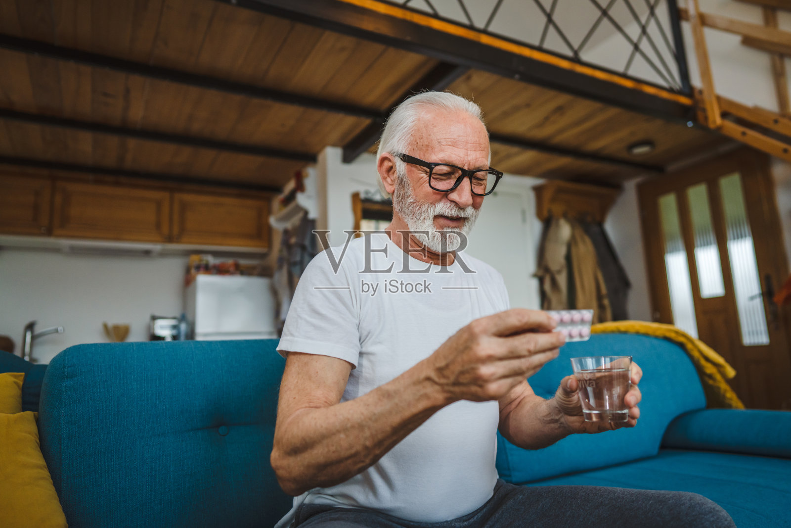 一名男子老年白人男性拿着药品片剂读标签照片摄影图片