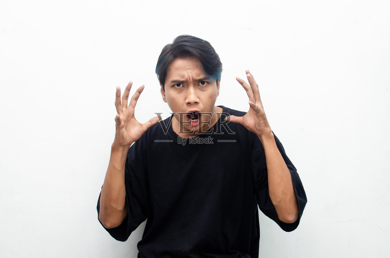 沮丧的亚洲男子咬嘴唇挠头照片摄影图片