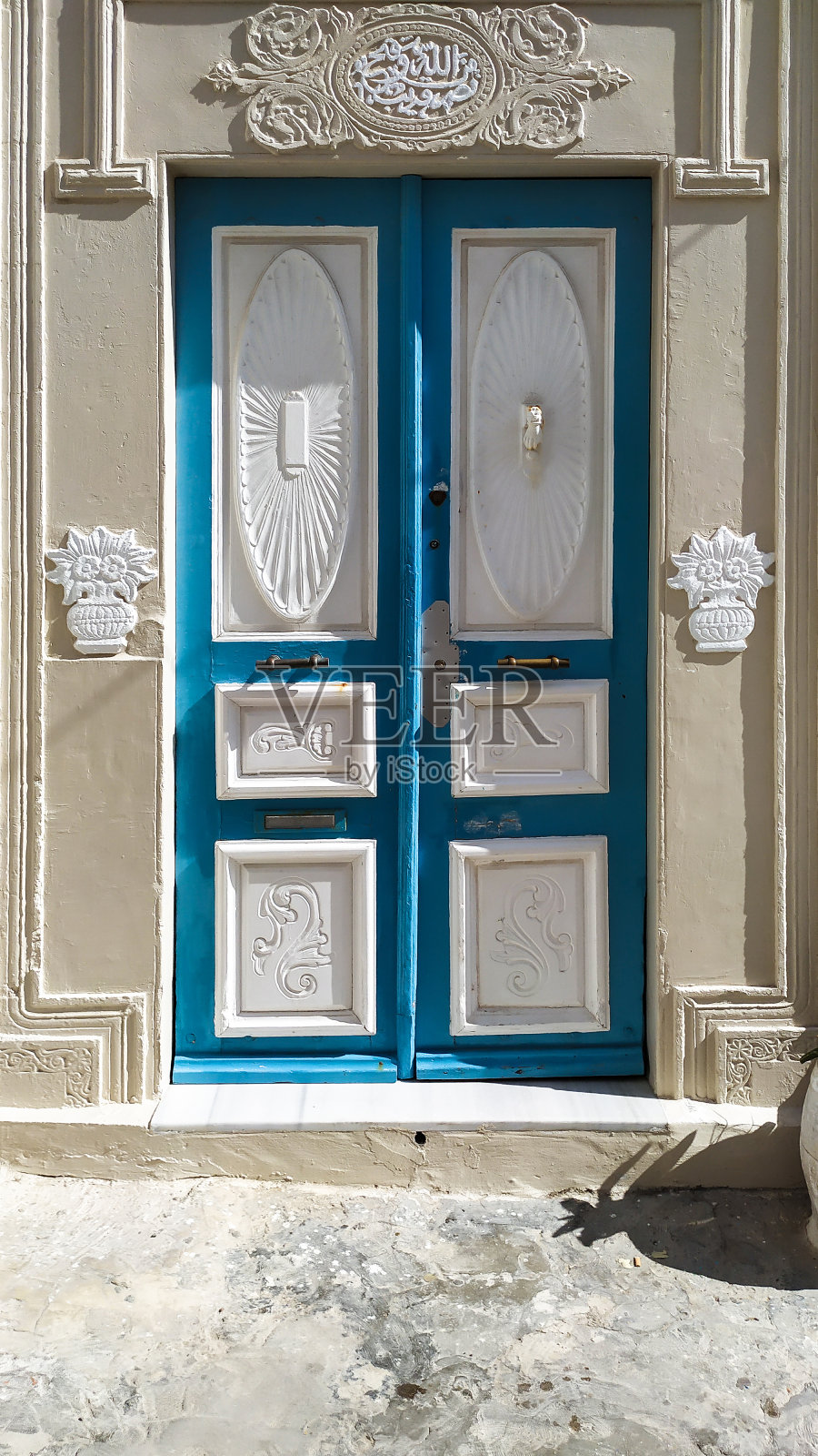 传统古老的穆斯林建筑彩绘门。照片摄影图片