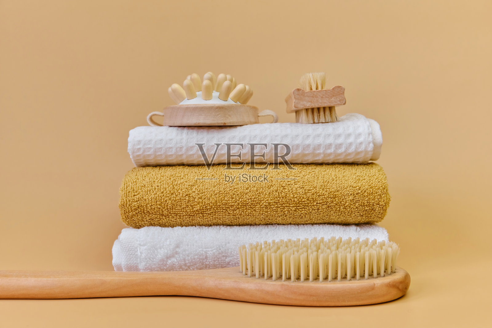 天然按摩刷和毛巾，用于水疗按摩照片摄影图片