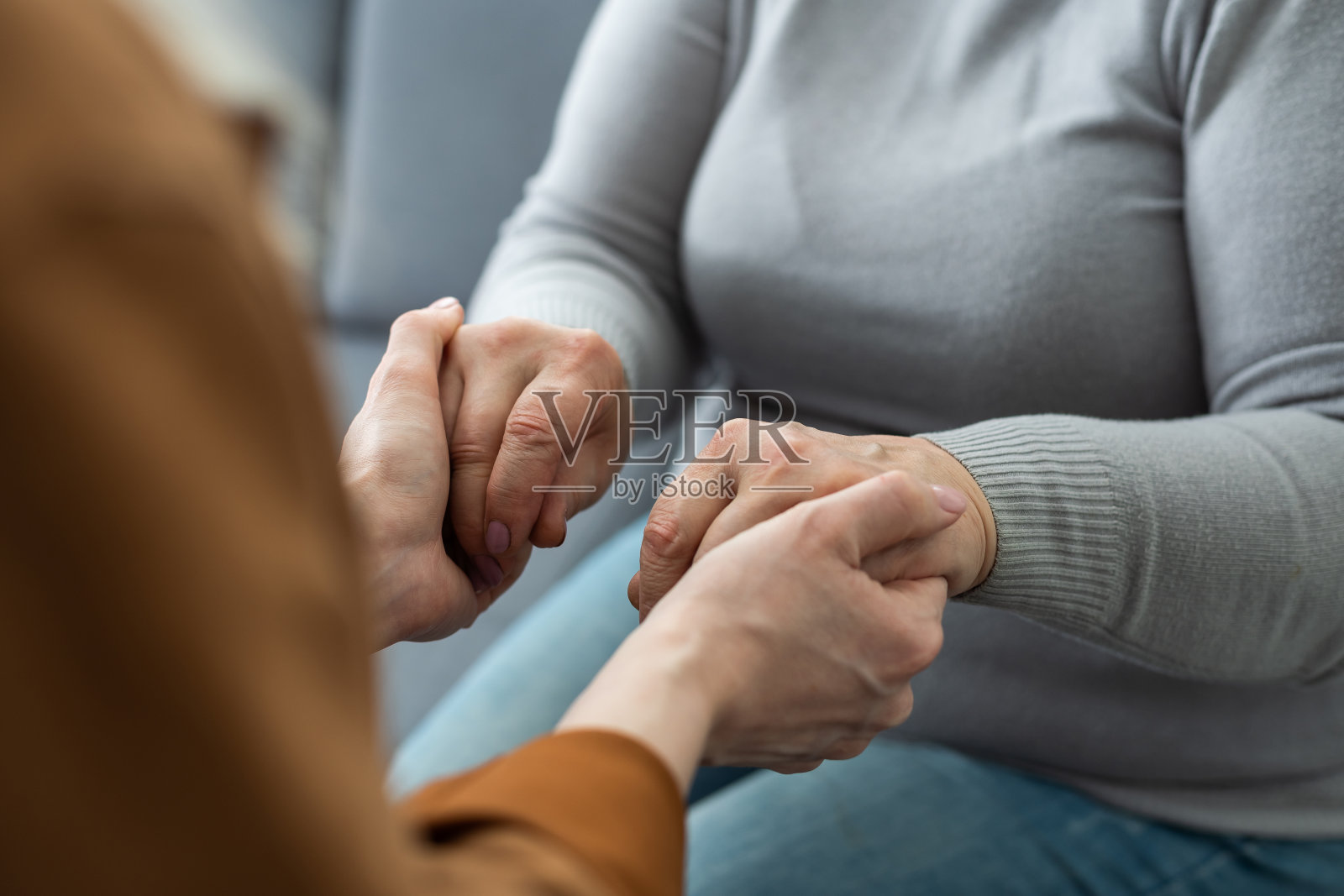 伸出援手，关爱老人的理念照片摄影图片