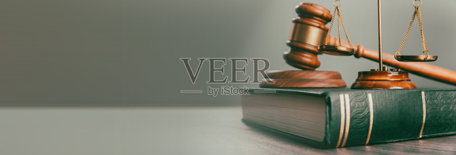 经典法庭天平和木槌照片摄影图片