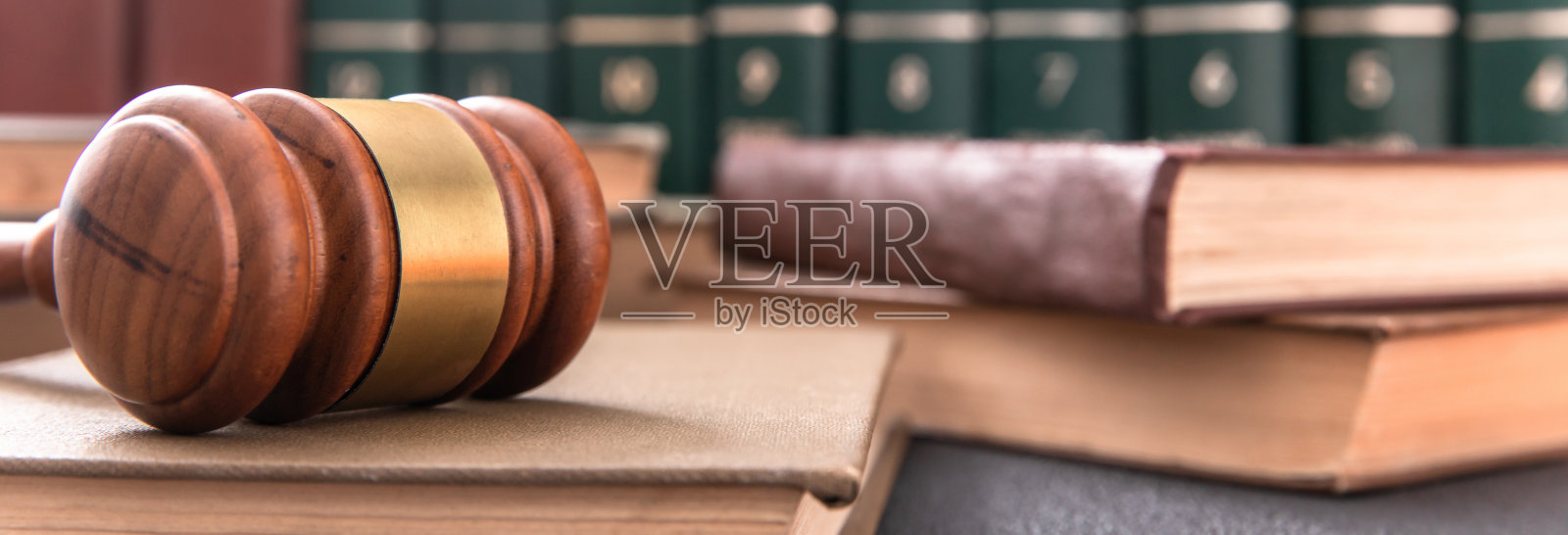 法官 gavel 和书照片摄影图片