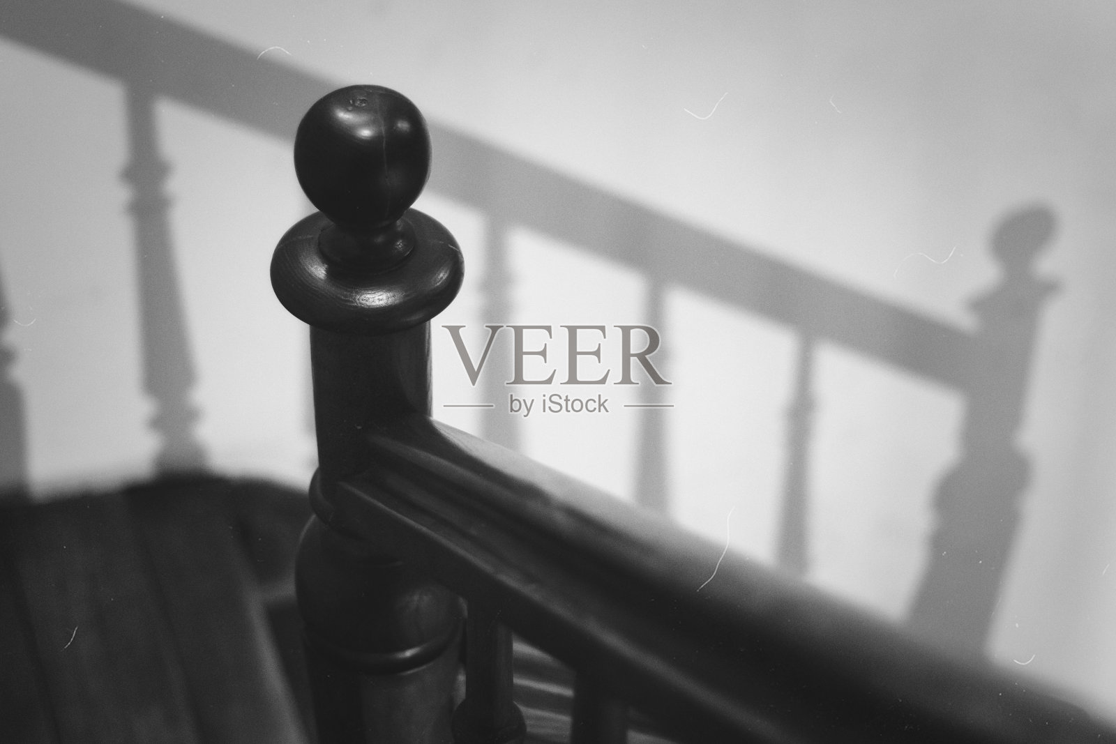 带扶手的木制楼梯。照片摄影图片