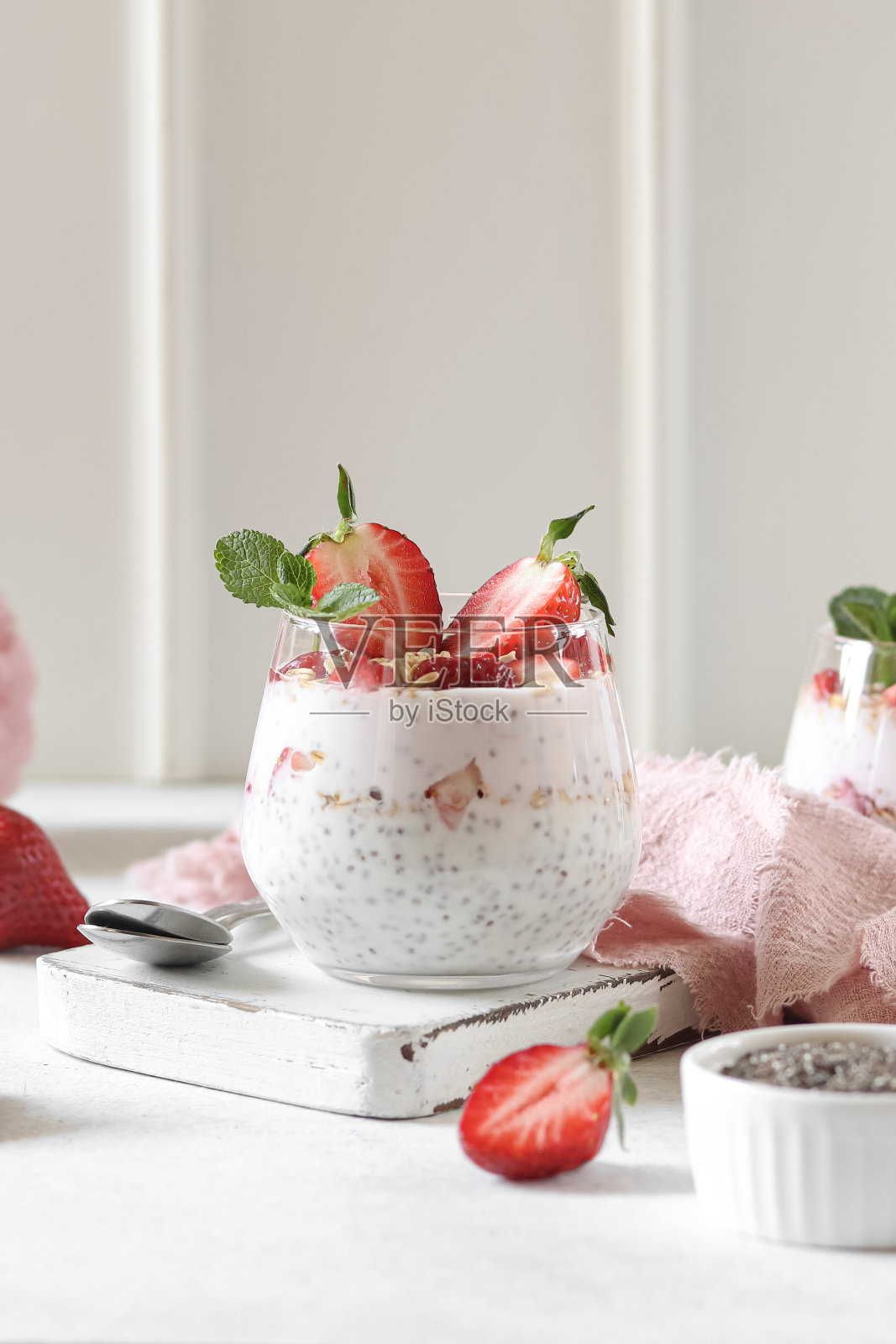 自制草莓奇亚布丁。照片摄影图片