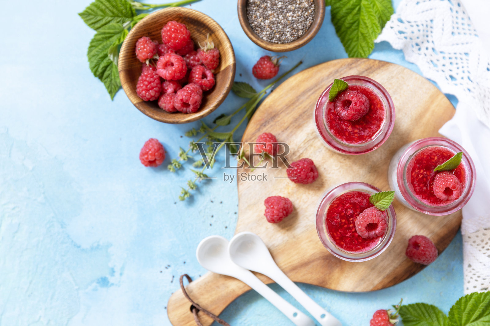 石桌上的奇亚籽布丁配覆盆子和果酱或奇亚籽冰沙。健康的早餐。从上面看。副本的空间。照片摄影图片