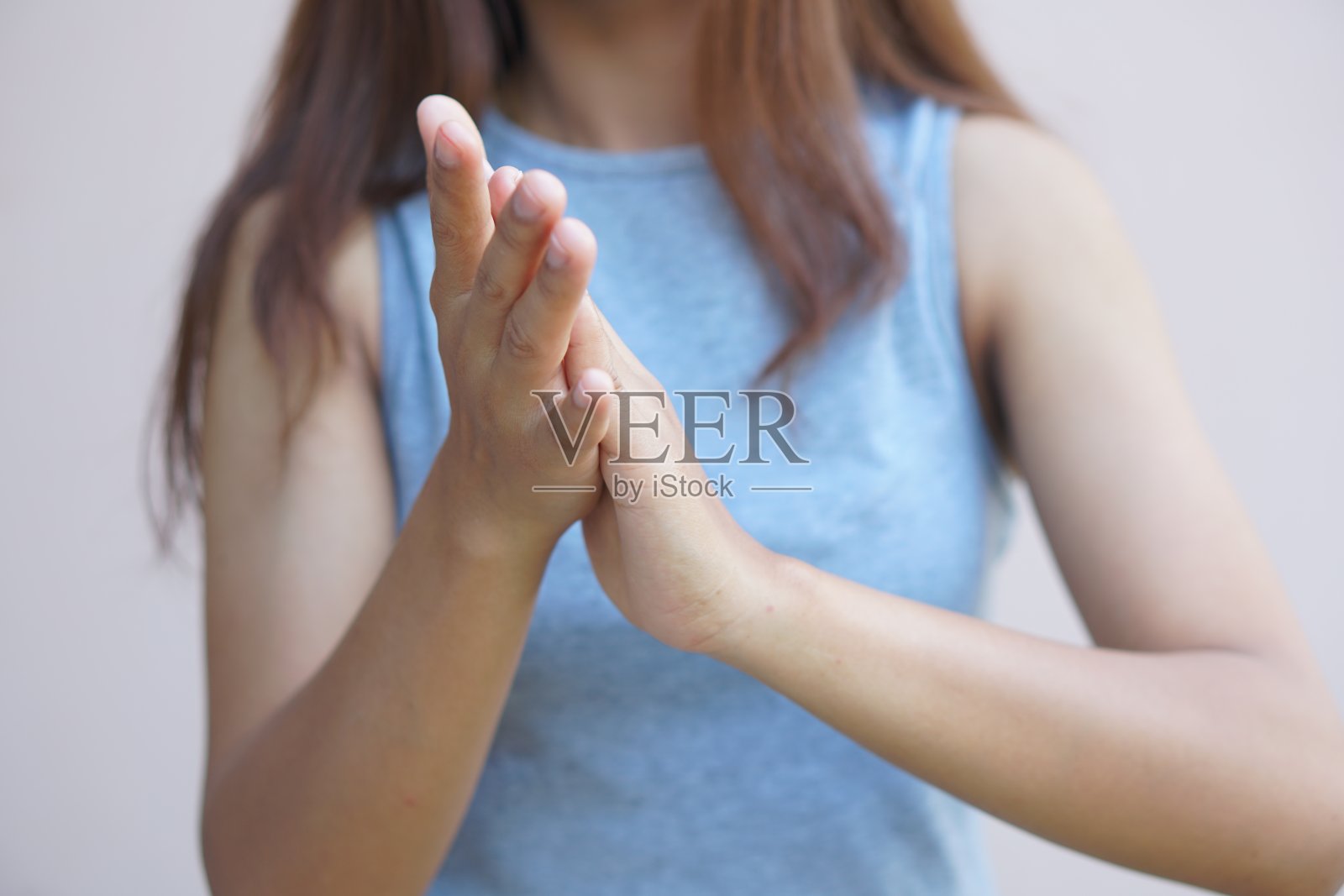 一名亚洲女性在为同事的成就鼓掌照片摄影图片