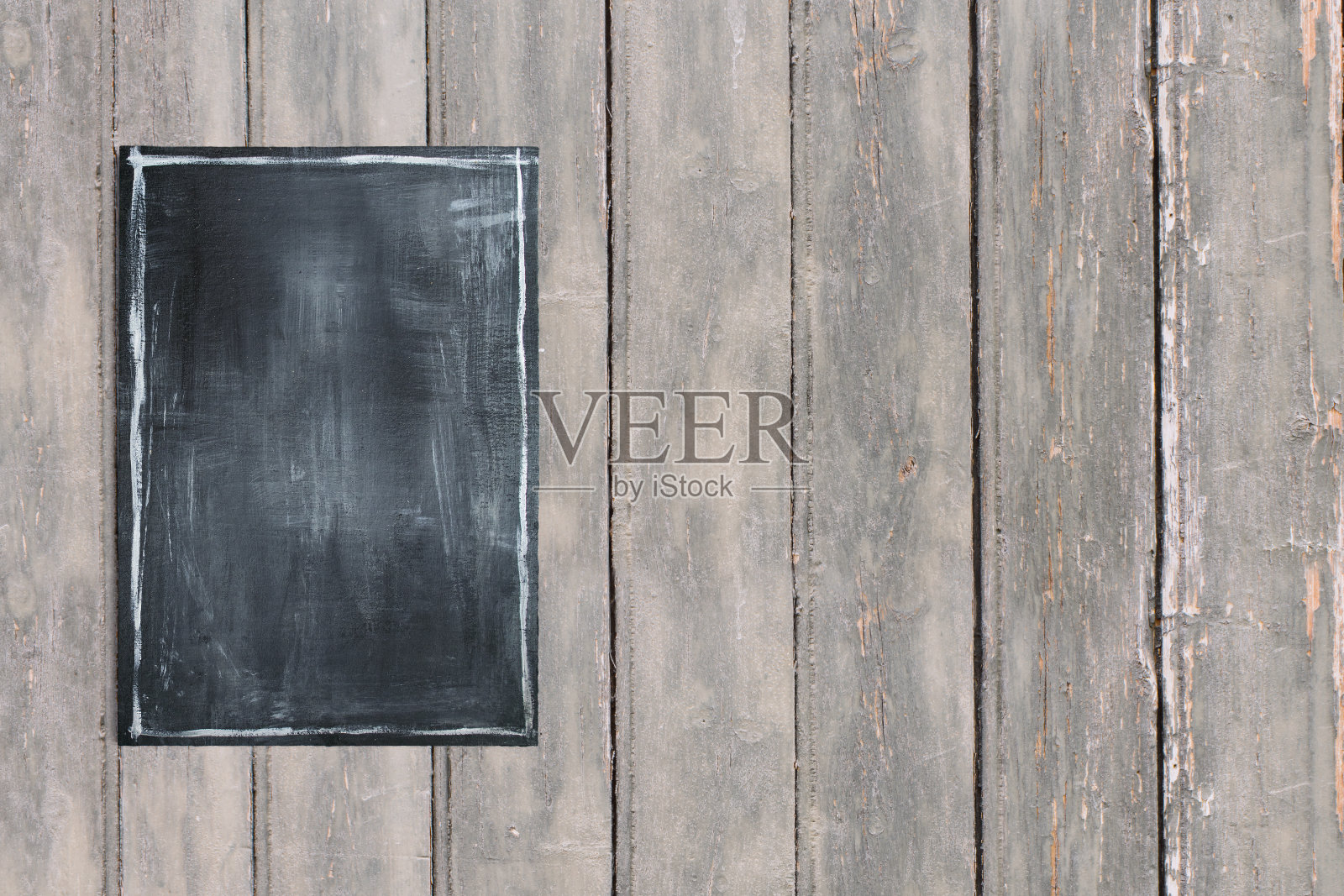 顶部视图黑色板食物菜单上的深色木制复古表。增加了文字的复制空间，适合你的食物或饮料的概念背景。照片摄影图片