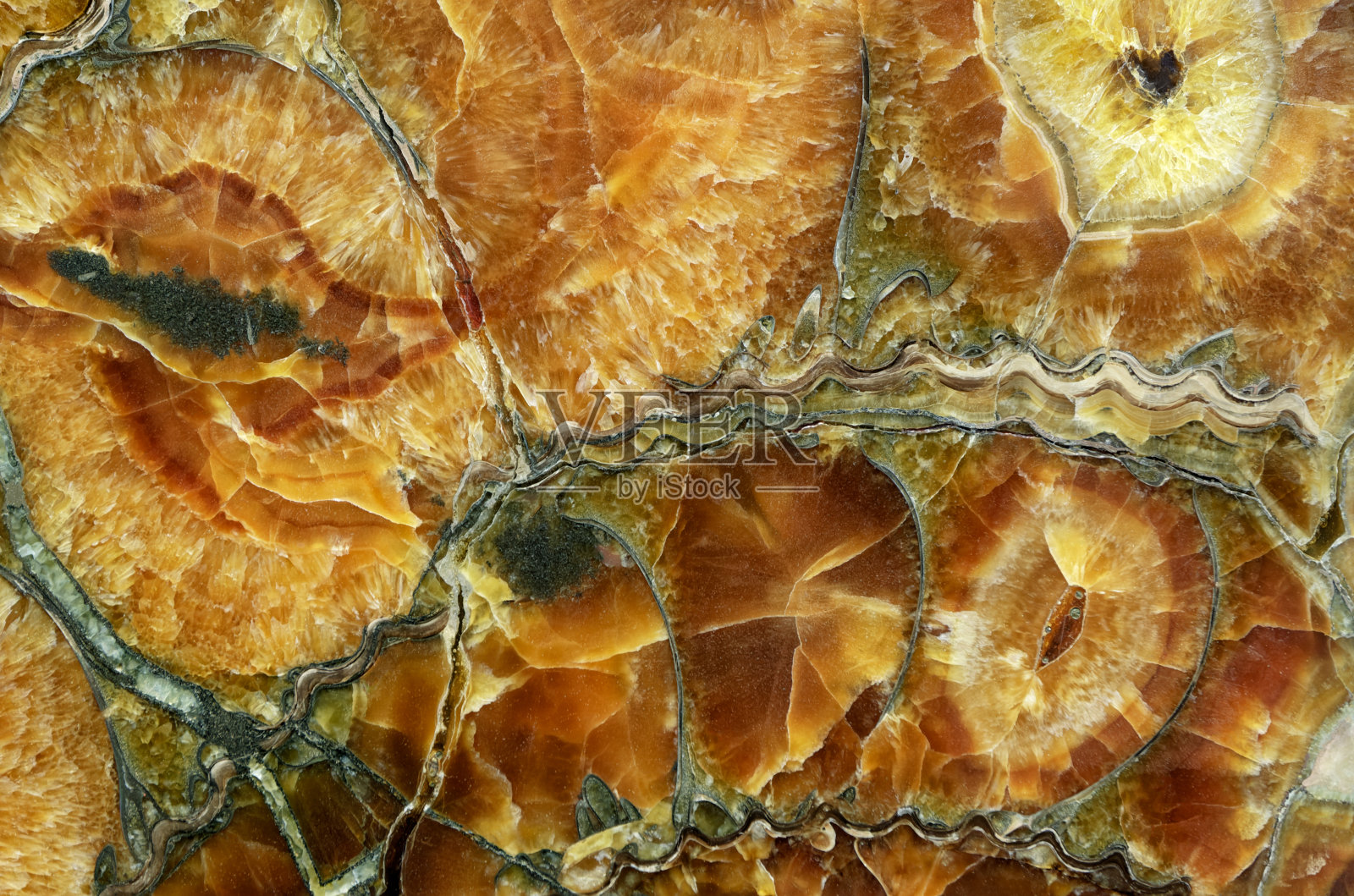 美丽的装饰石材，天然的黑色、灰色和黄色条纹抽象图案照片摄影图片