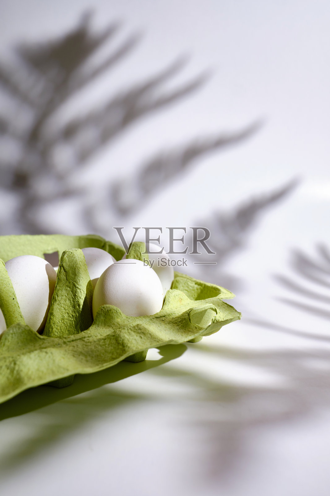 装鸡蛋的纸板箱。桌子上放着生鸡蛋的盒子。天然有机农产品。为复活节做准备。生鲜食品配送，纸箱包装。烹调用的原料照片摄影图片