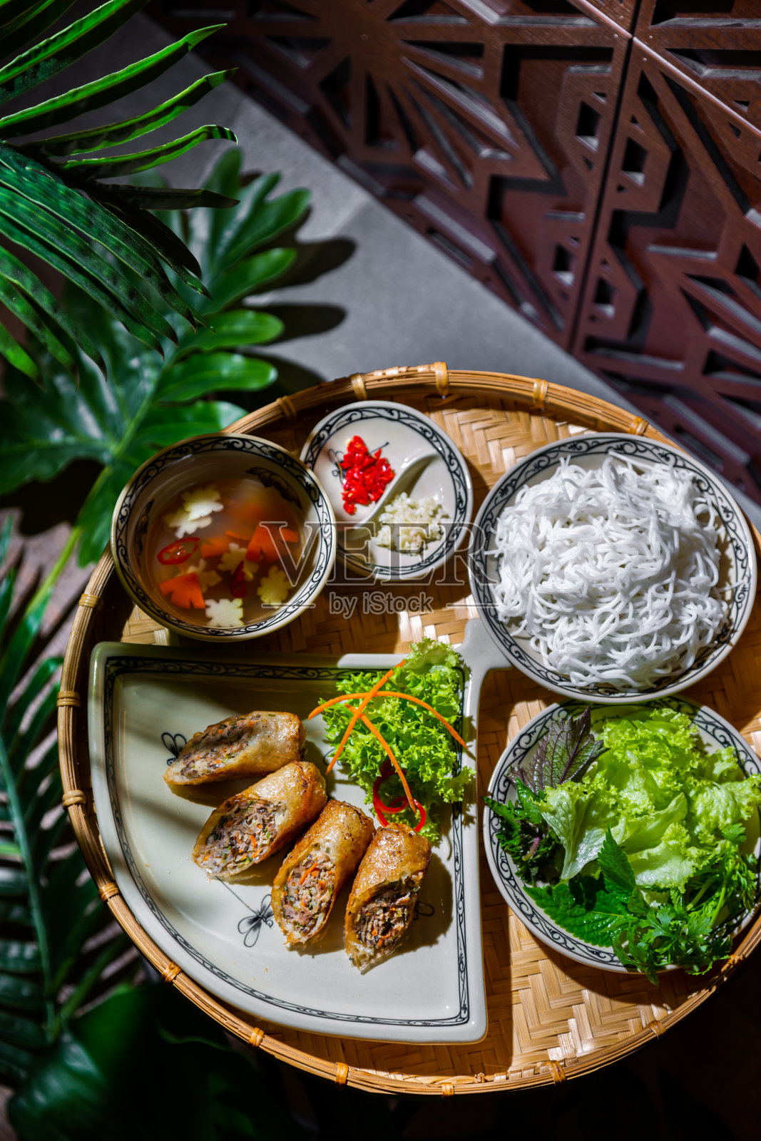 春卷，蔬菜沙拉照片摄影图片