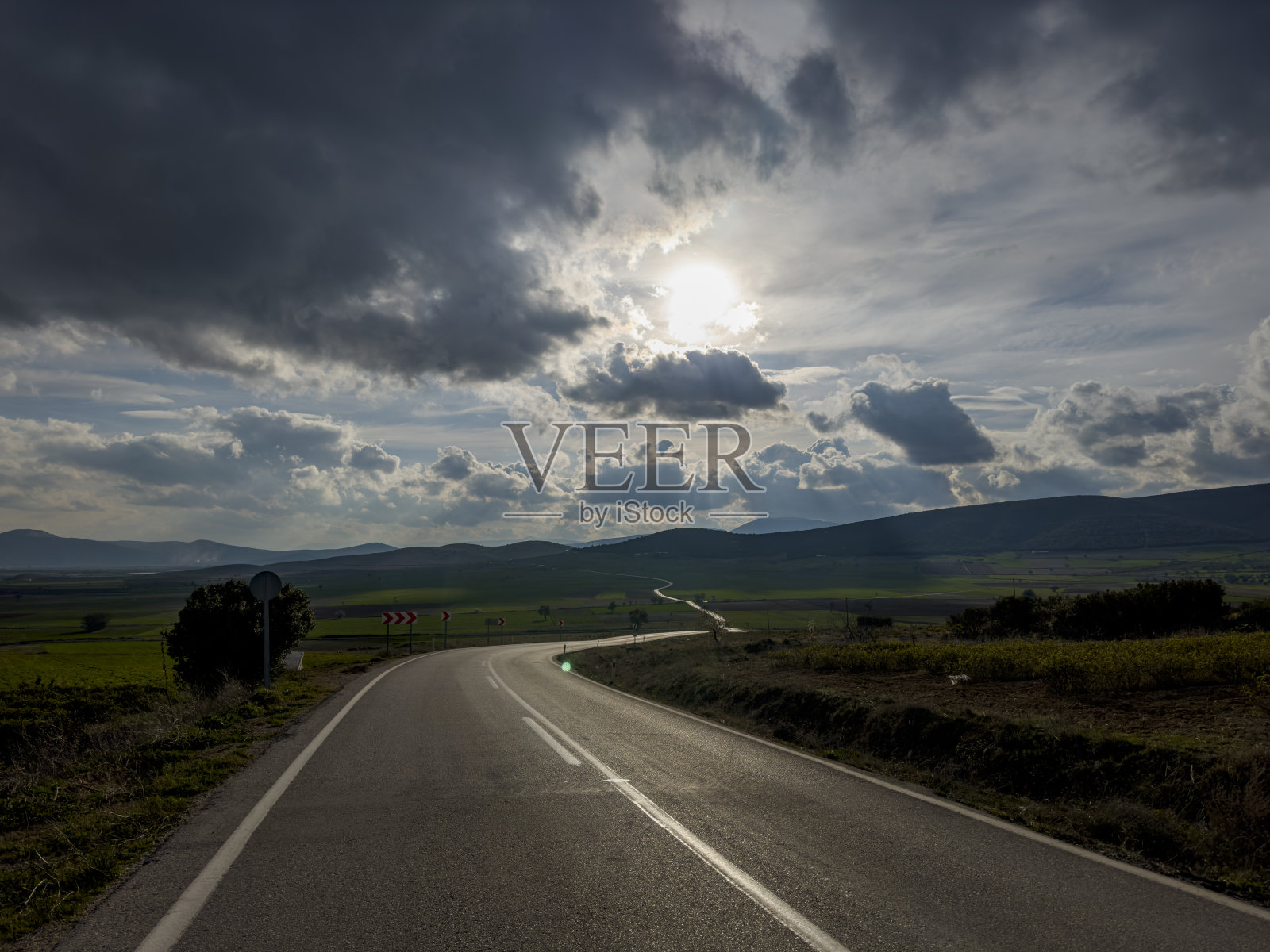 长长的弯弯曲曲的公路夜景照片摄影图片