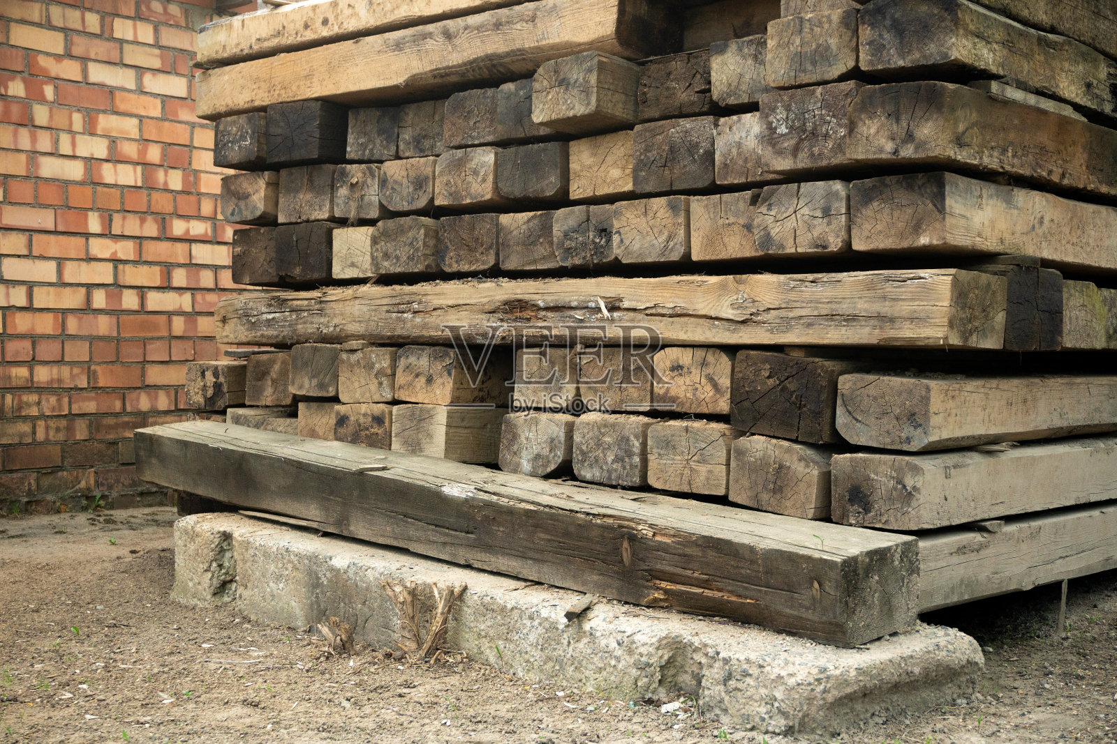 建筑废墟上的一堆旧木头照片摄影图片