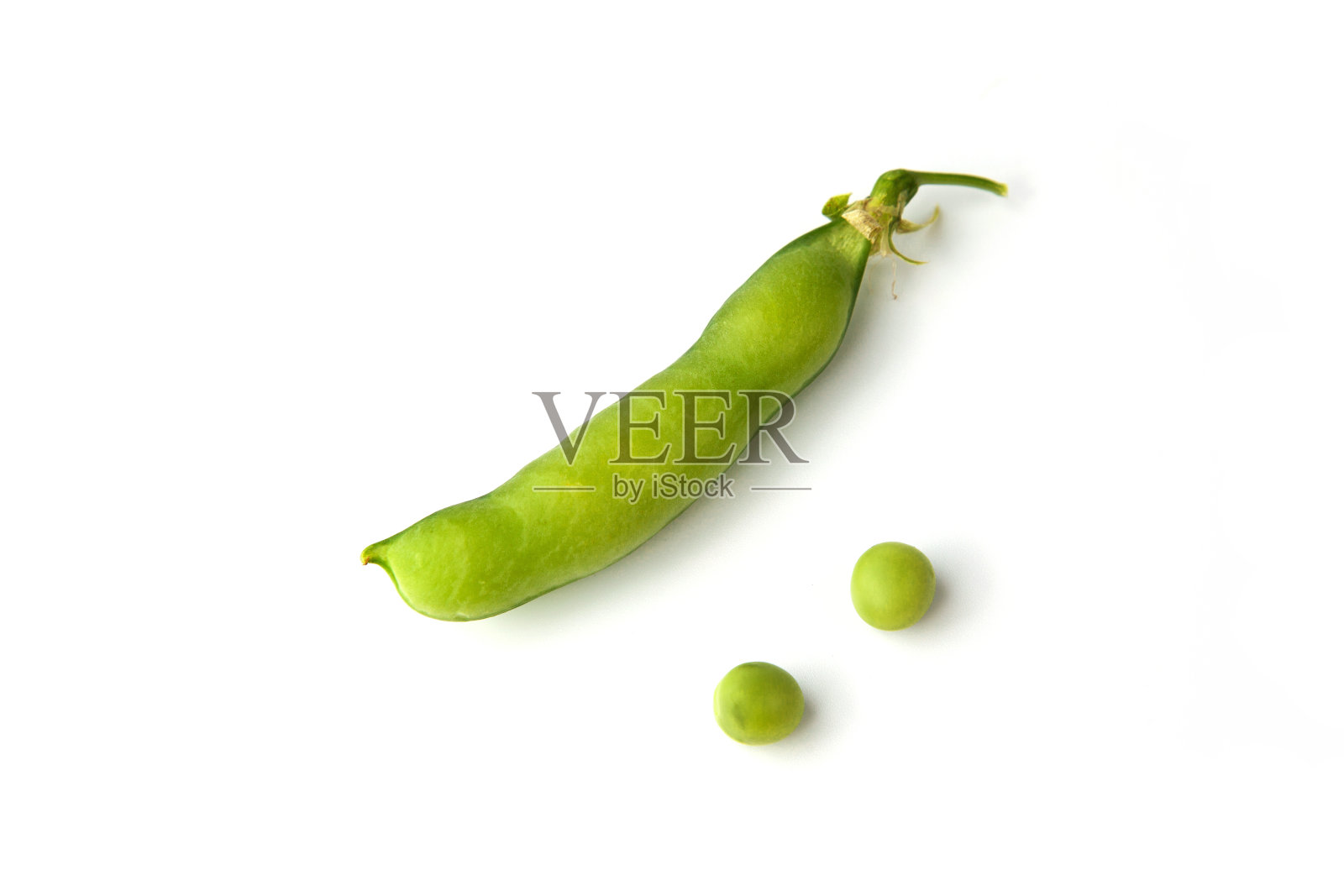 白色背景上孤立的新鲜绿豌豆照片摄影图片