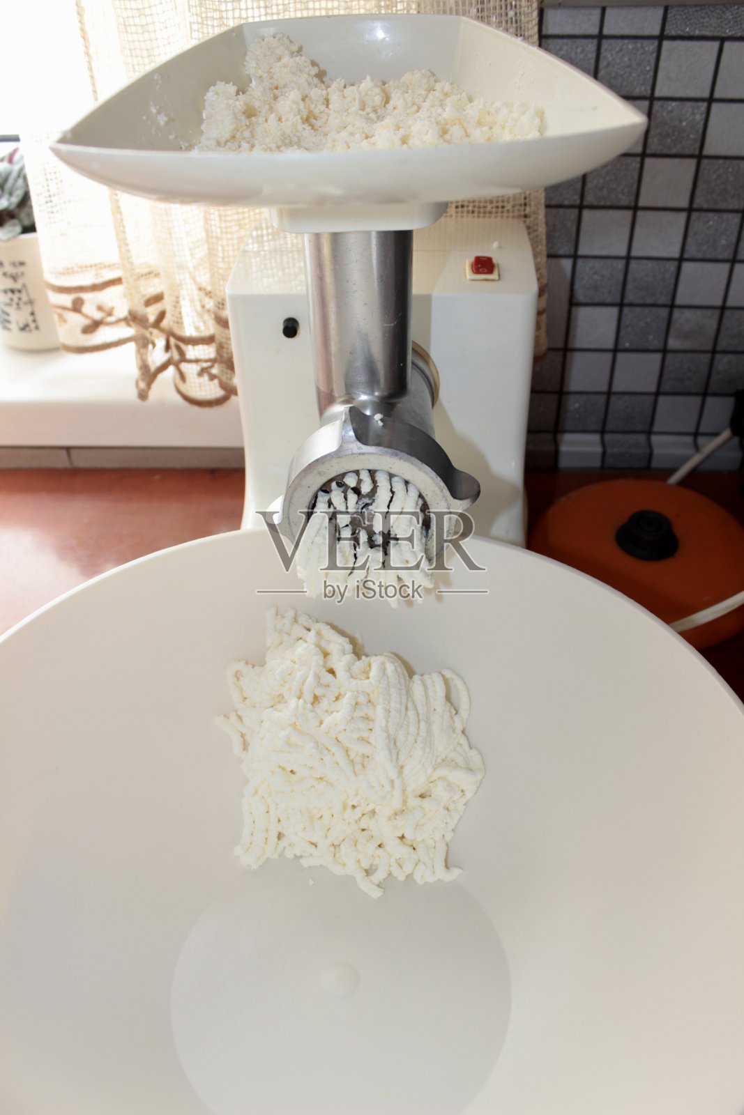 自制白奶酪通过绞肉机磨成奶酪巴布卡照片摄影图片