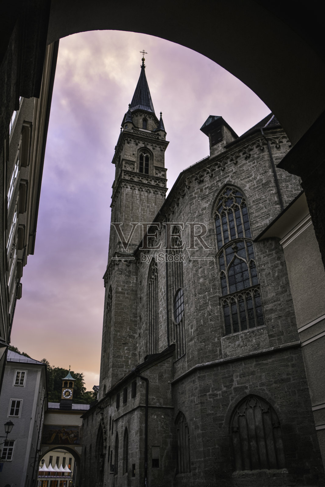 日落时萨尔茨堡方济各会教堂的低角度景观照片摄影图片