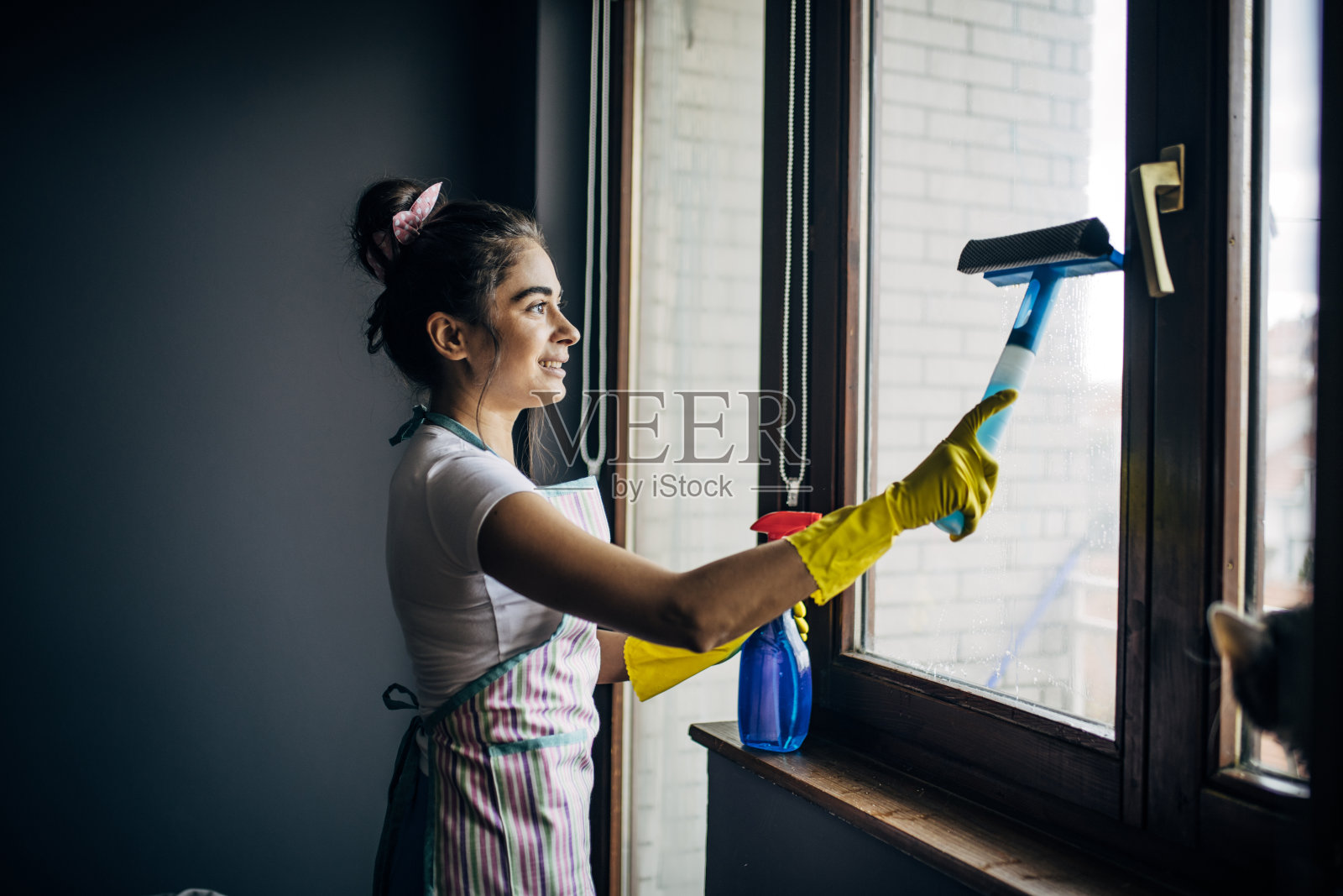 一个年轻的清洁女工照片摄影图片