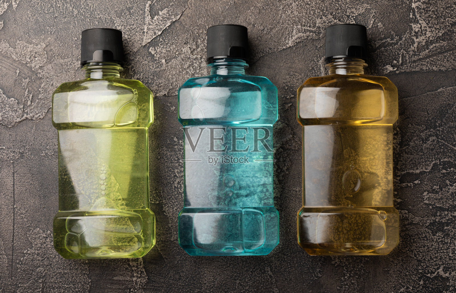 漱口水瓶子。在黑色大理石底上冲洗口腔卫生。漱口水有助于消除口臭、蛀牙和牙菌斑。牙齿护理产品。前视图。分类照片摄影图片