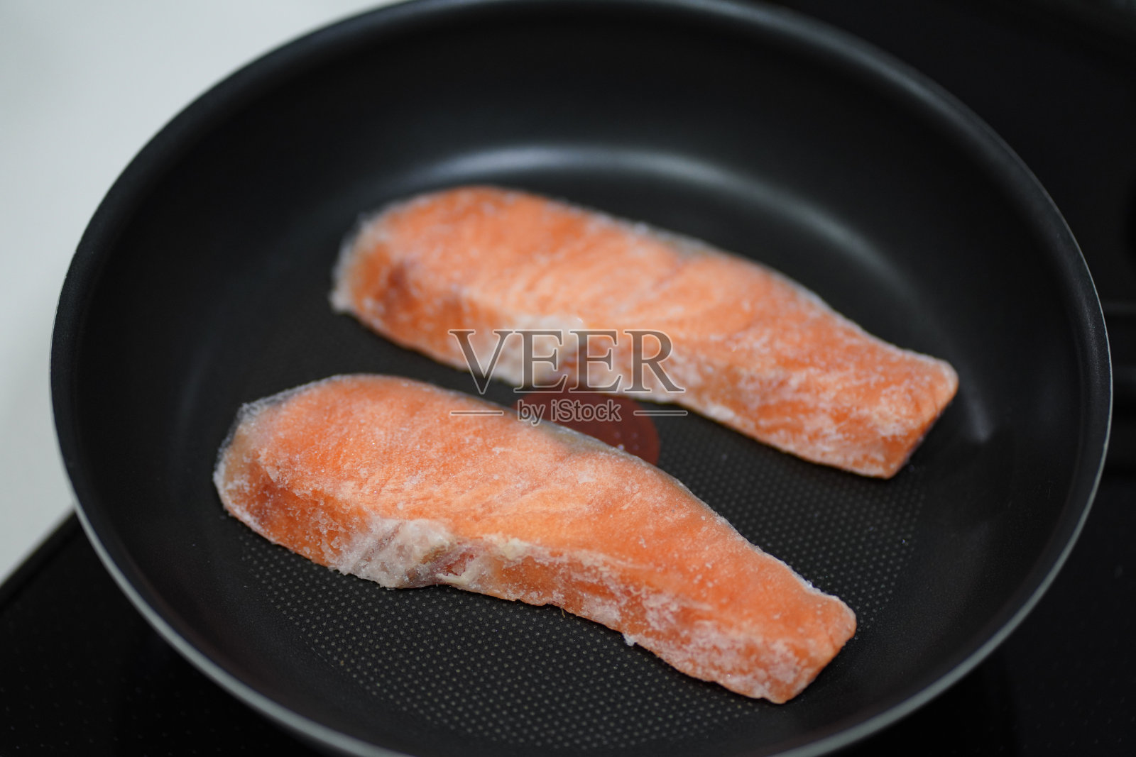 如何烹饪冷冻鲑鱼照片摄影图片