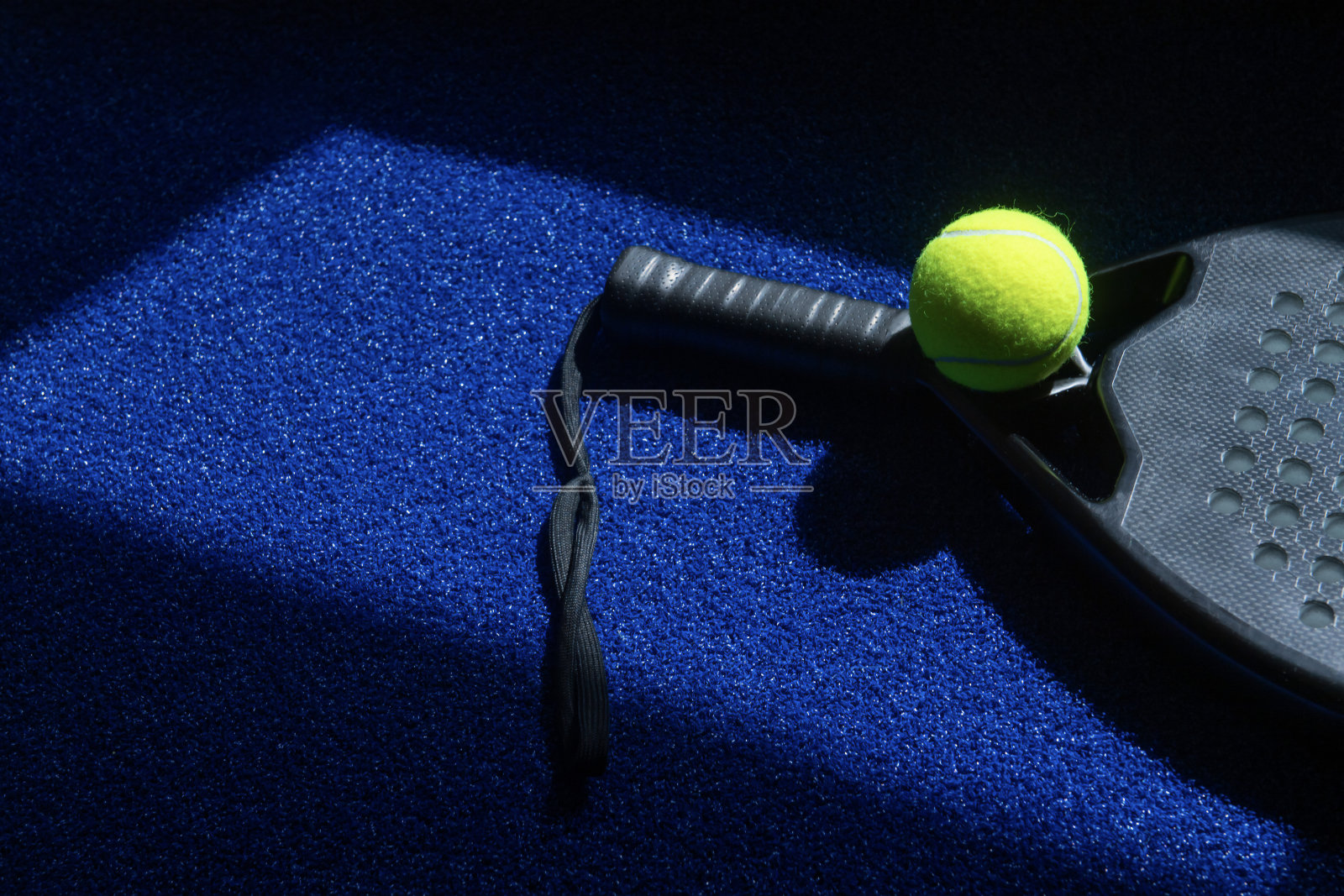 黑色专业球拍网球拍和球与自然光线在蓝色背景。横向运动主题海报，贺卡，标题，网站和应用程序照片摄影图片