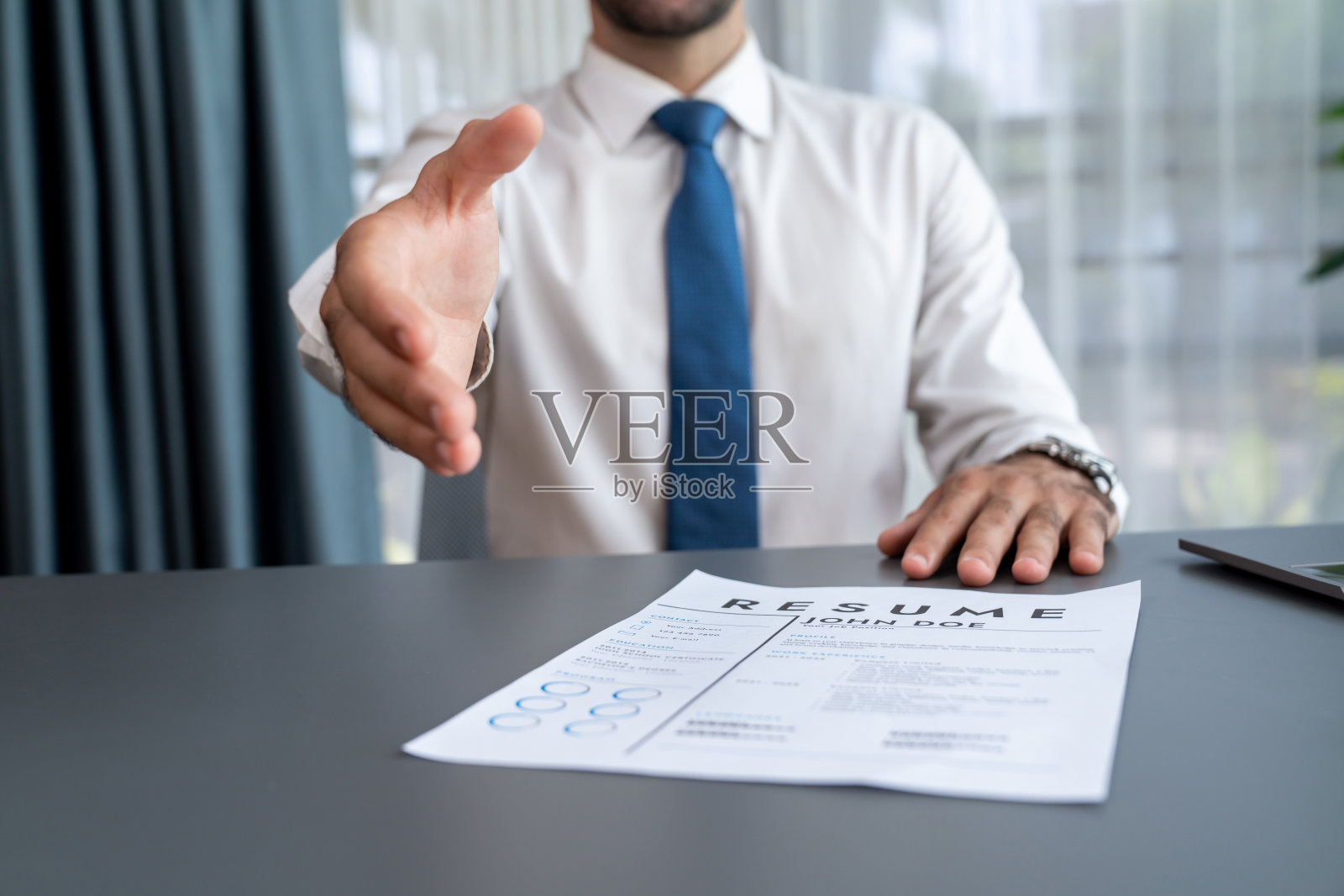 自信的男人在面试时握手。狂热的照片摄影图片