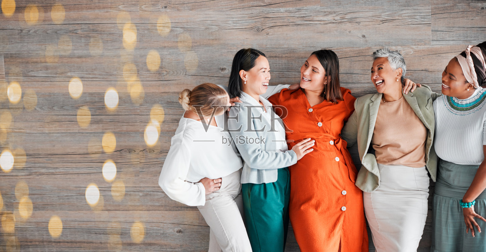 孕妇，团队和快乐的触摸，胃或兴奋的散景模型，团结和关怀。群体、女性和孕妇在办公室充满爱，社区多元化和微笑在金融工作场所照片摄影图片