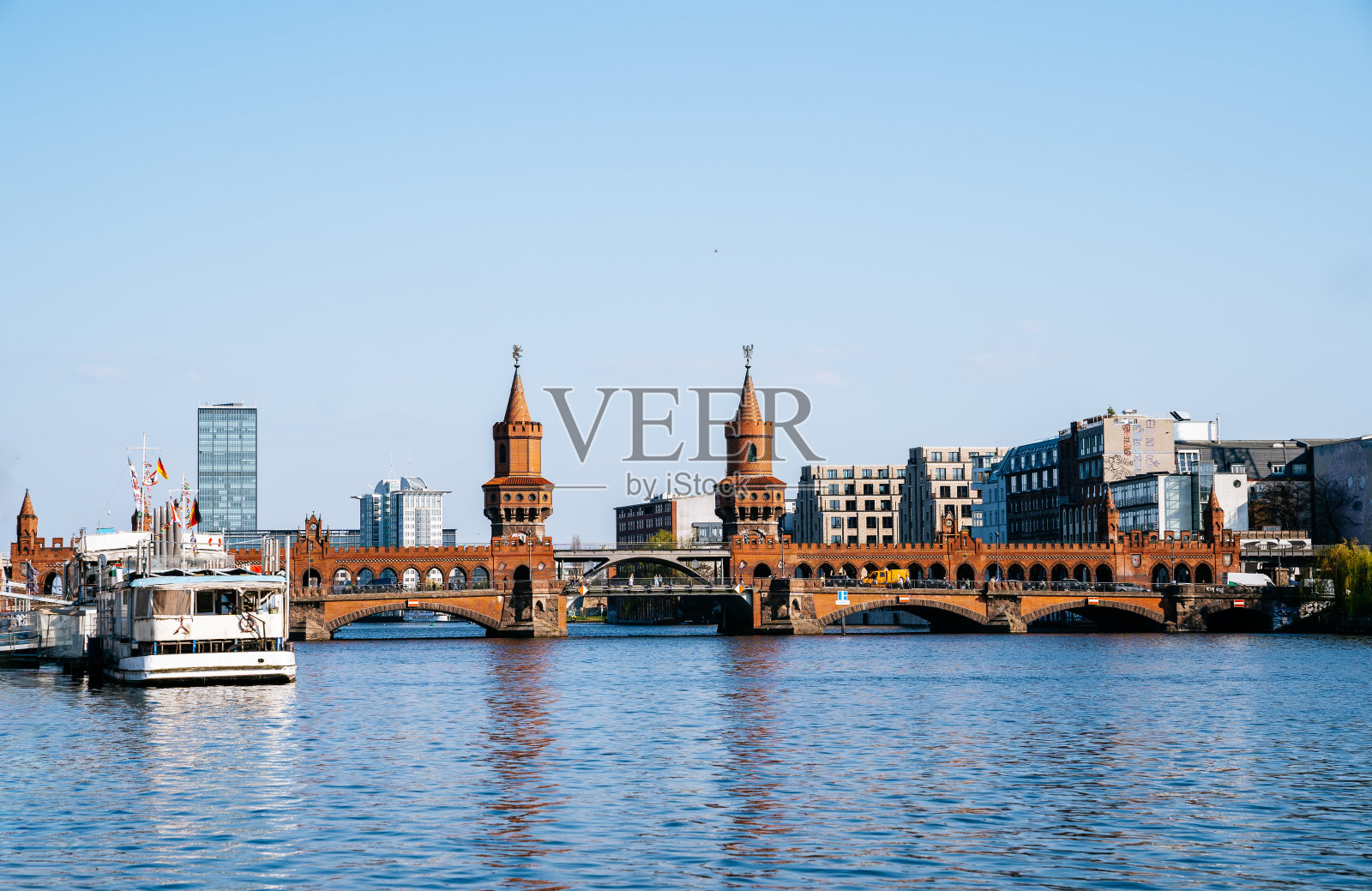 Oberbaumbrücke (Oberbaum Bridge) in Berlin. Blue clear sky is on the background.照片摄影图片