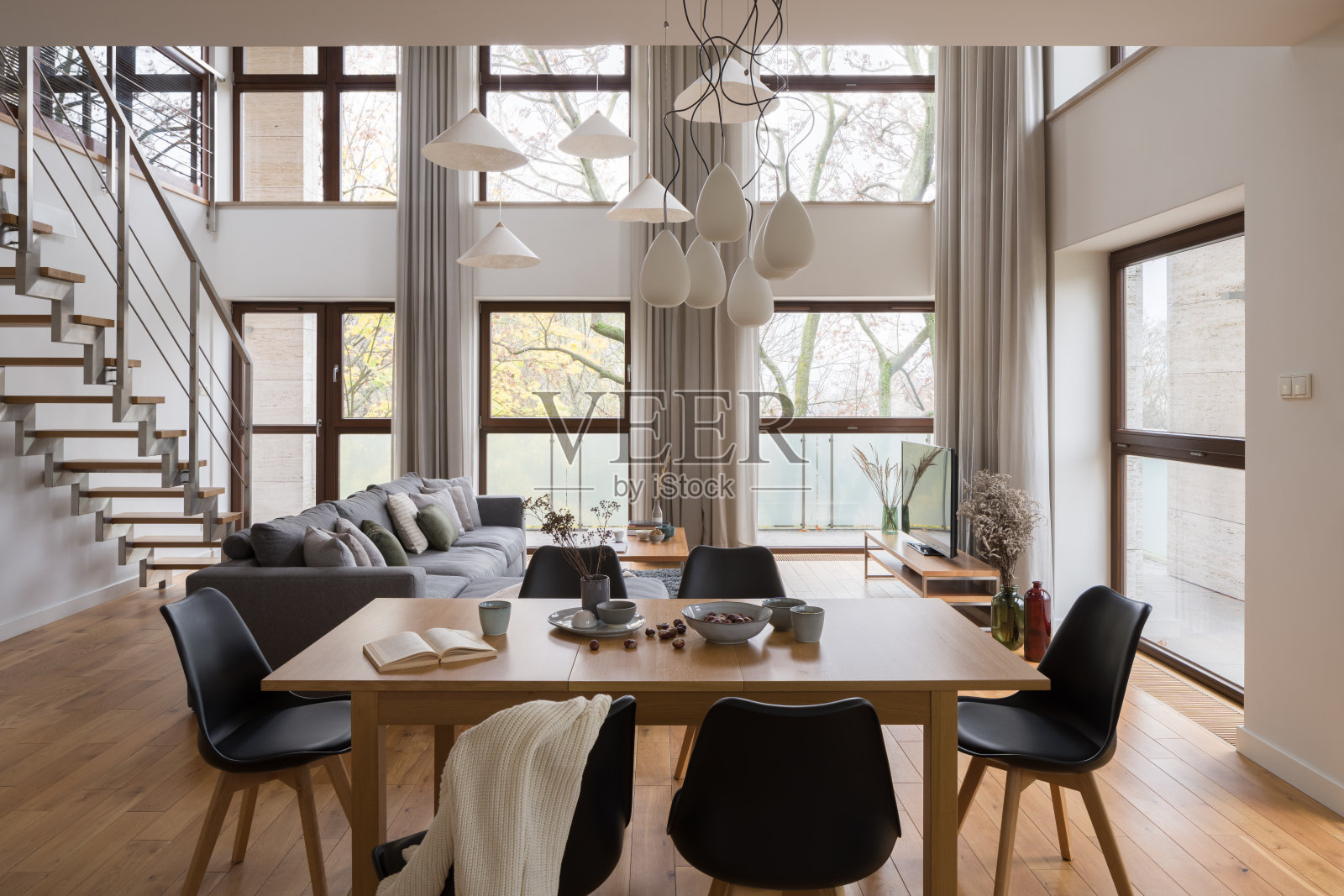 宽敞明亮的两层公寓照片摄影图片