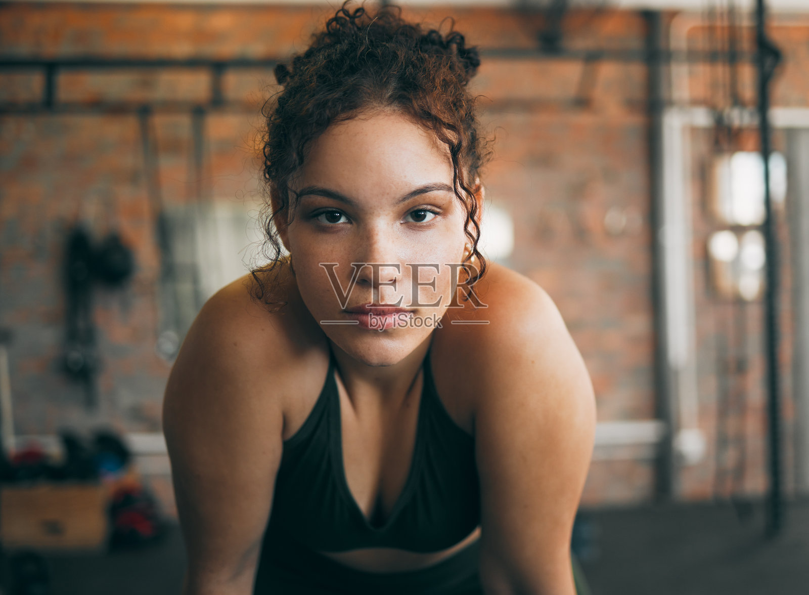 健身，运动和一个女人的肖像在健身房锻炼和训练健康的生活方式和身体健康。女性或运动员在健康俱乐部的平衡，能量和力量的脸照片摄影图片