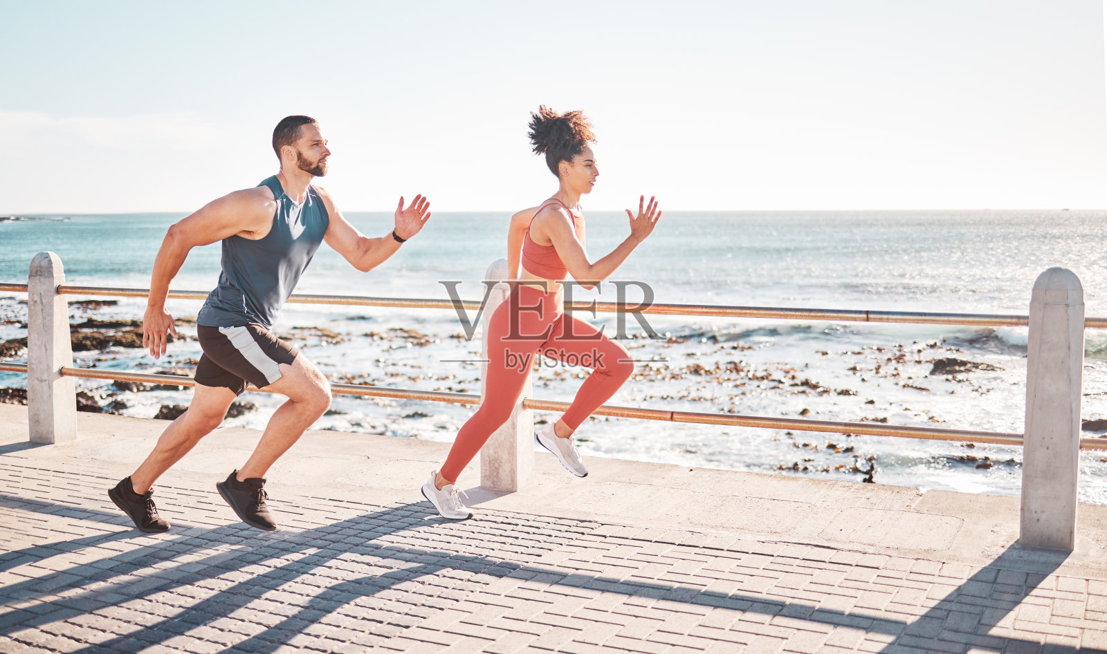 跑步，健身和大海与运动夫妇在户外的夏季有氧运动或耐力锻炼。健康，训练和海洋，一男一女一起在散步道上跑步锻炼照片摄影图片