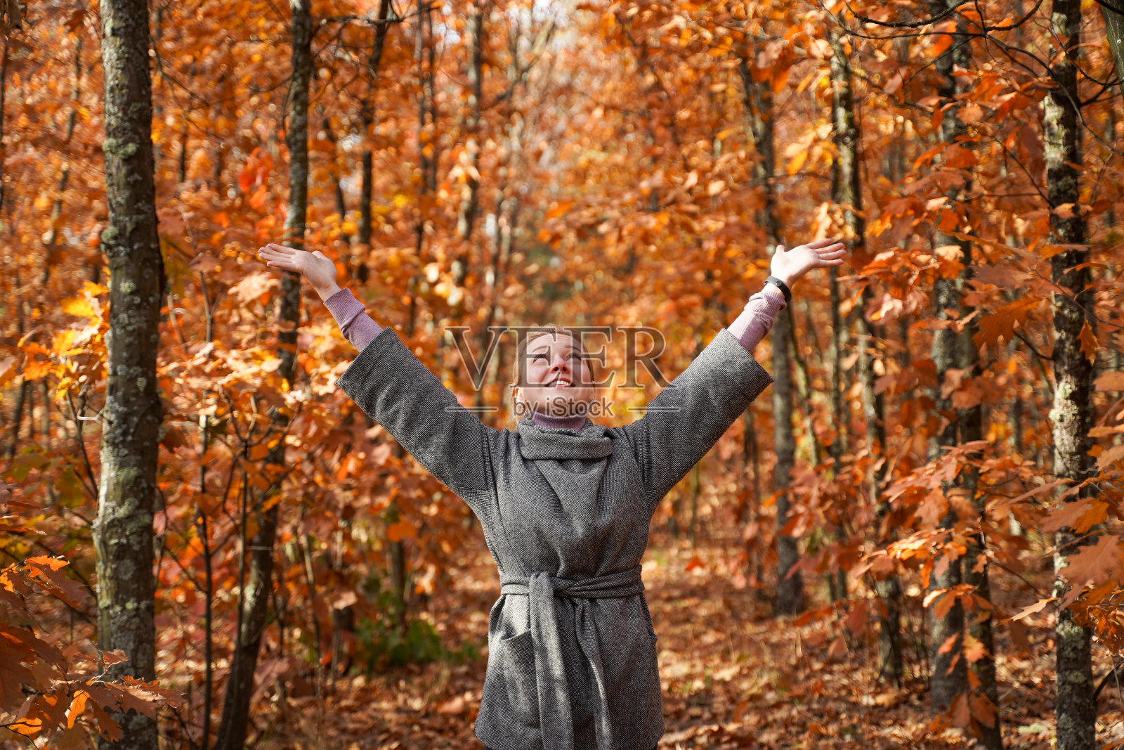 一个幸福的女人在秋天的森林里照片摄影图片