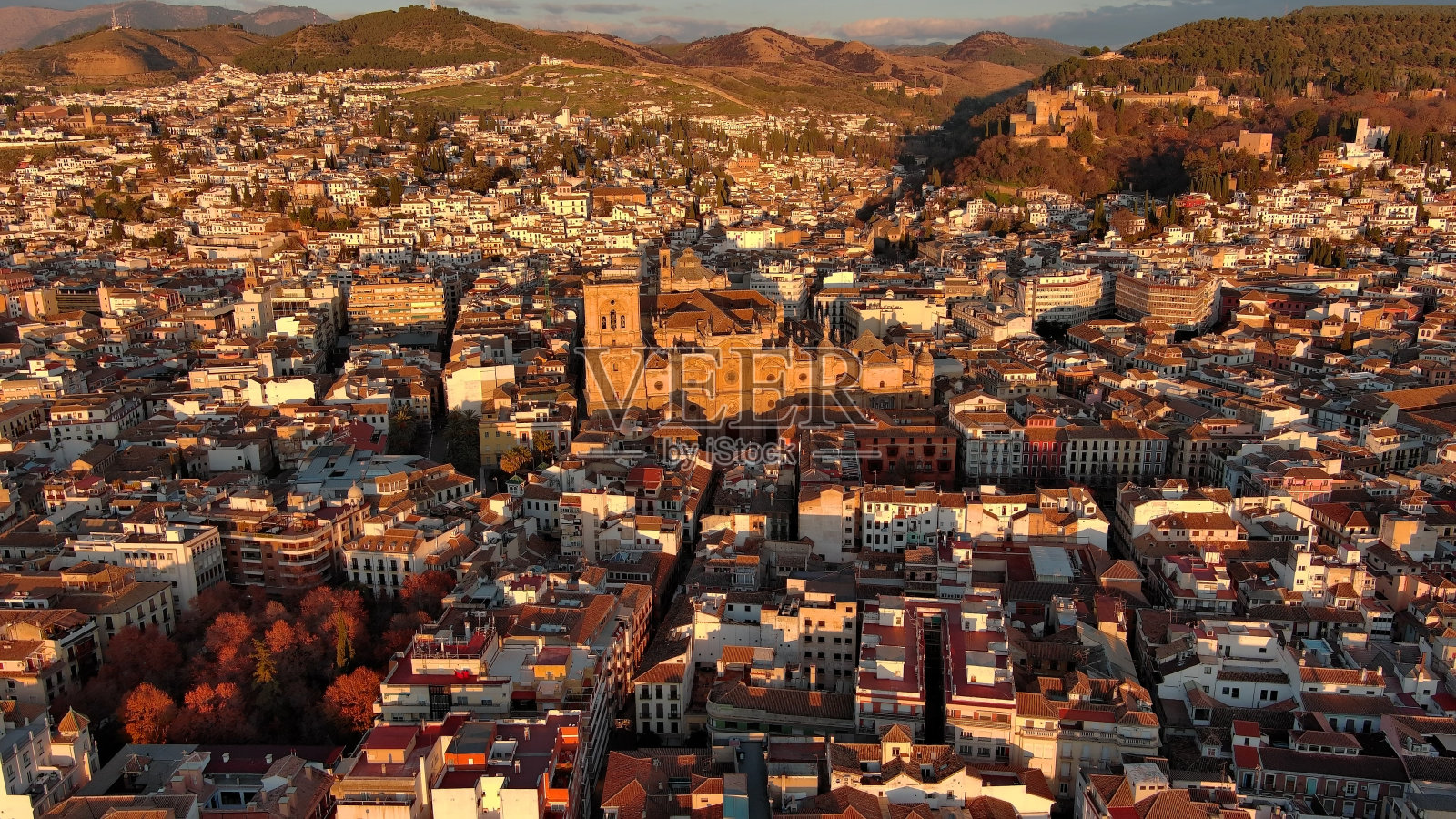 鸟瞰日落时的格拉纳达大教堂，这是西班牙安达卢西亚格拉纳达市的一座罗马天主教堂。巴洛克式建筑照片摄影图片