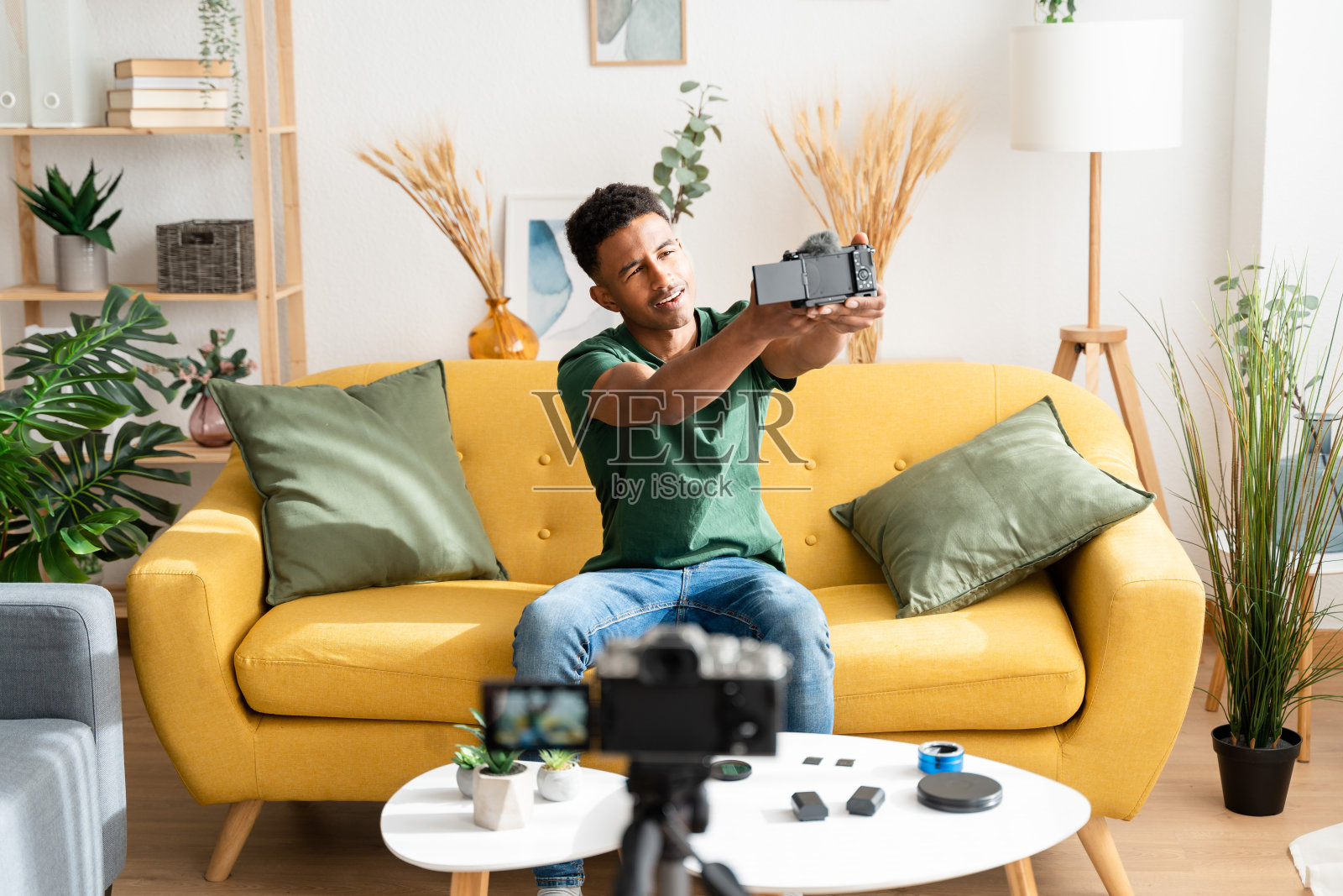 专业摄影师用相机拍摄视频照片摄影图片