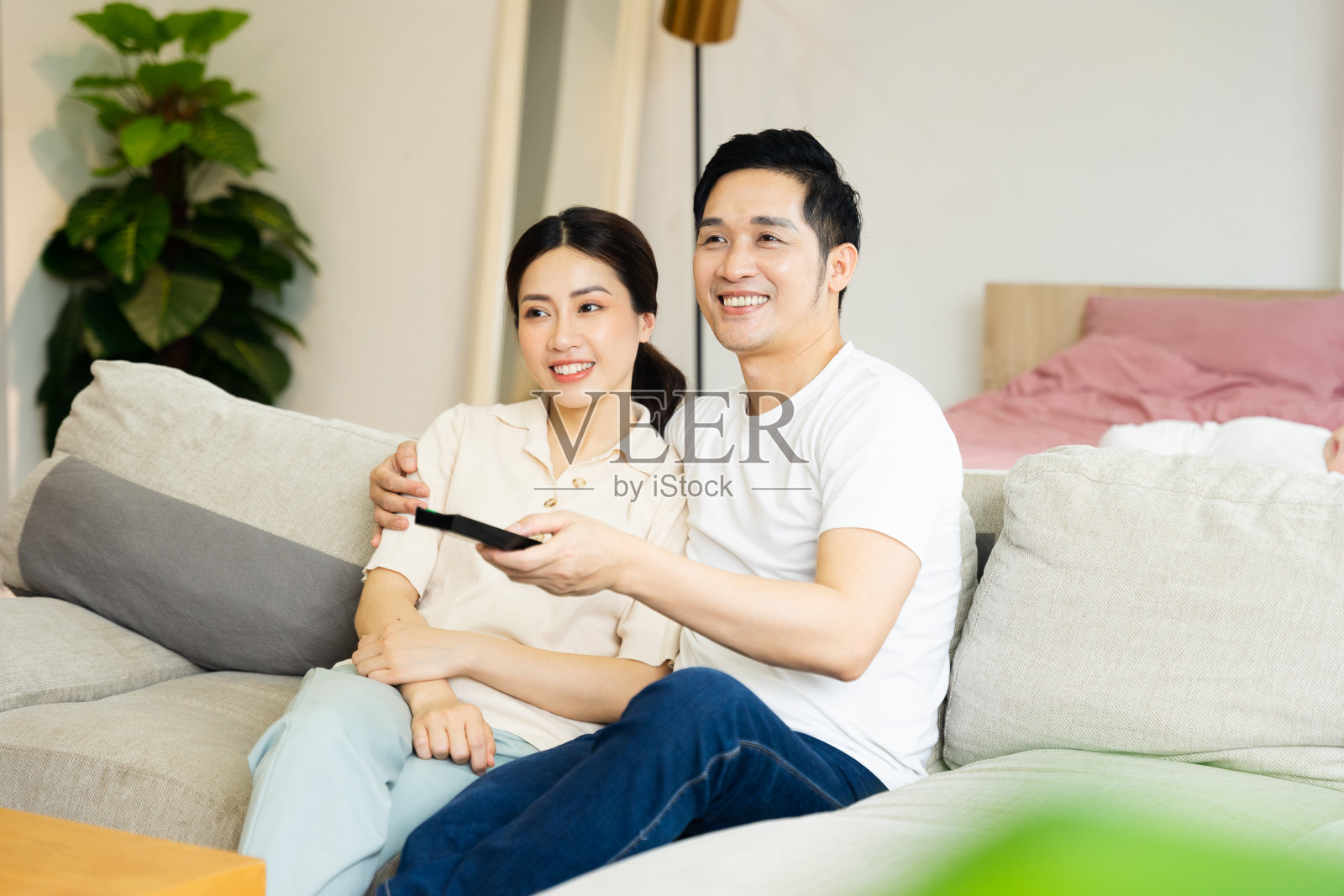 亚洲夫妇坐在家里的沙发上照片摄影图片