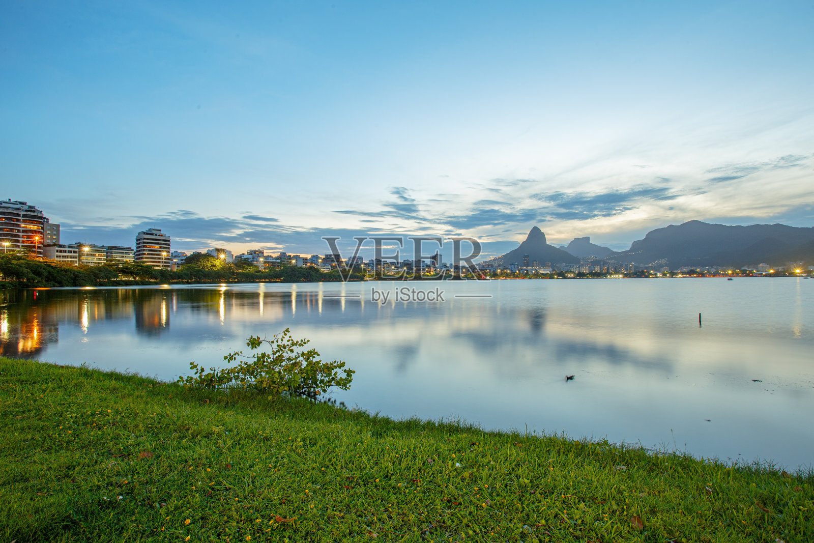 巴西里约热内卢罗德里戈·德·弗雷塔斯泻湖的日落。照片摄影图片