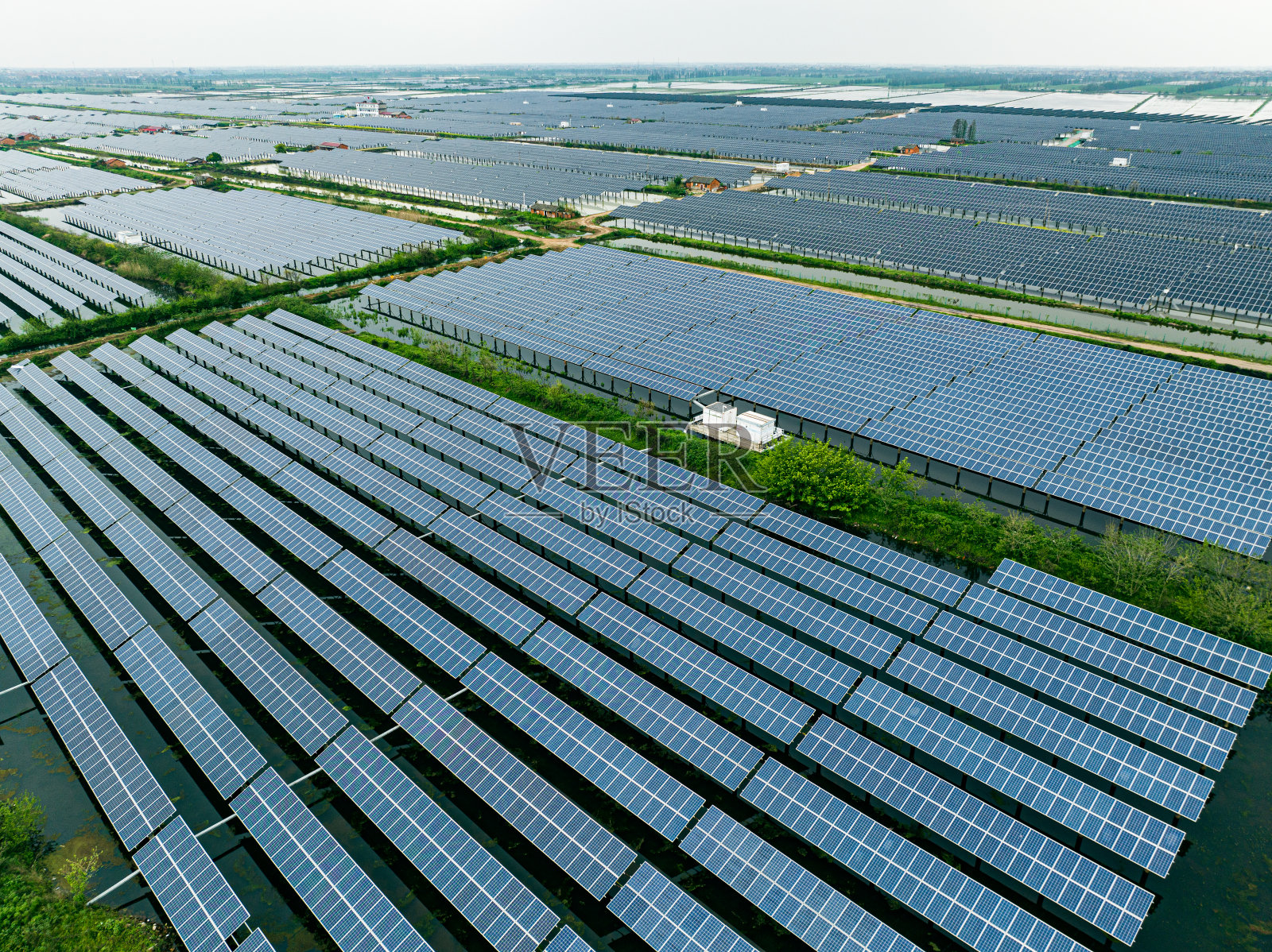 水上太阳能电池板的鸟瞰图照片摄影图片