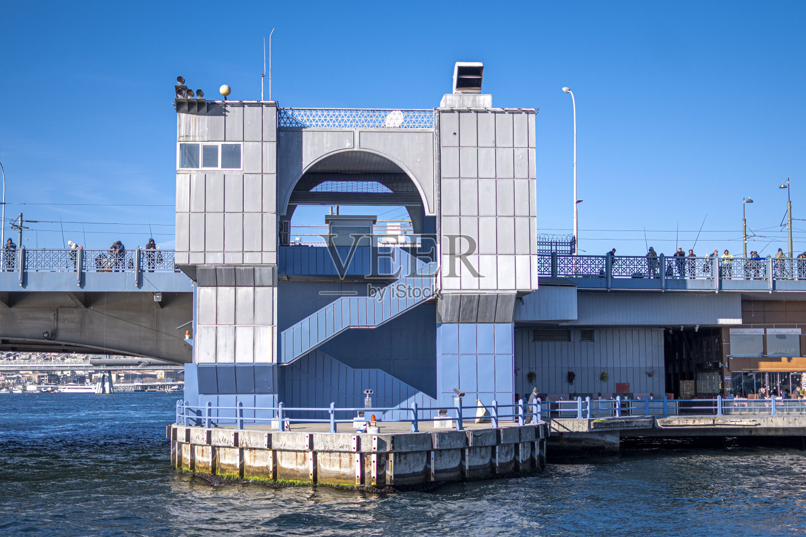 土耳其伊斯坦布尔，阳光明媚的加拉塔桥照片摄影图片