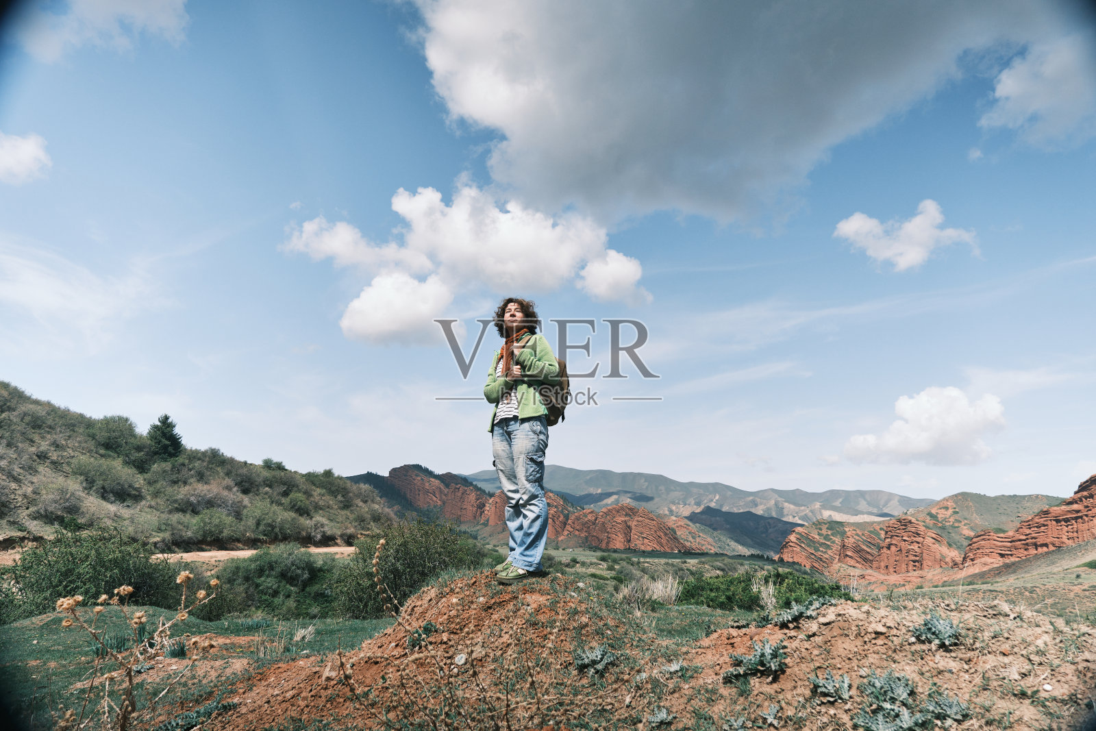 一位女背包客在红岩徒步旅行照片摄影图片