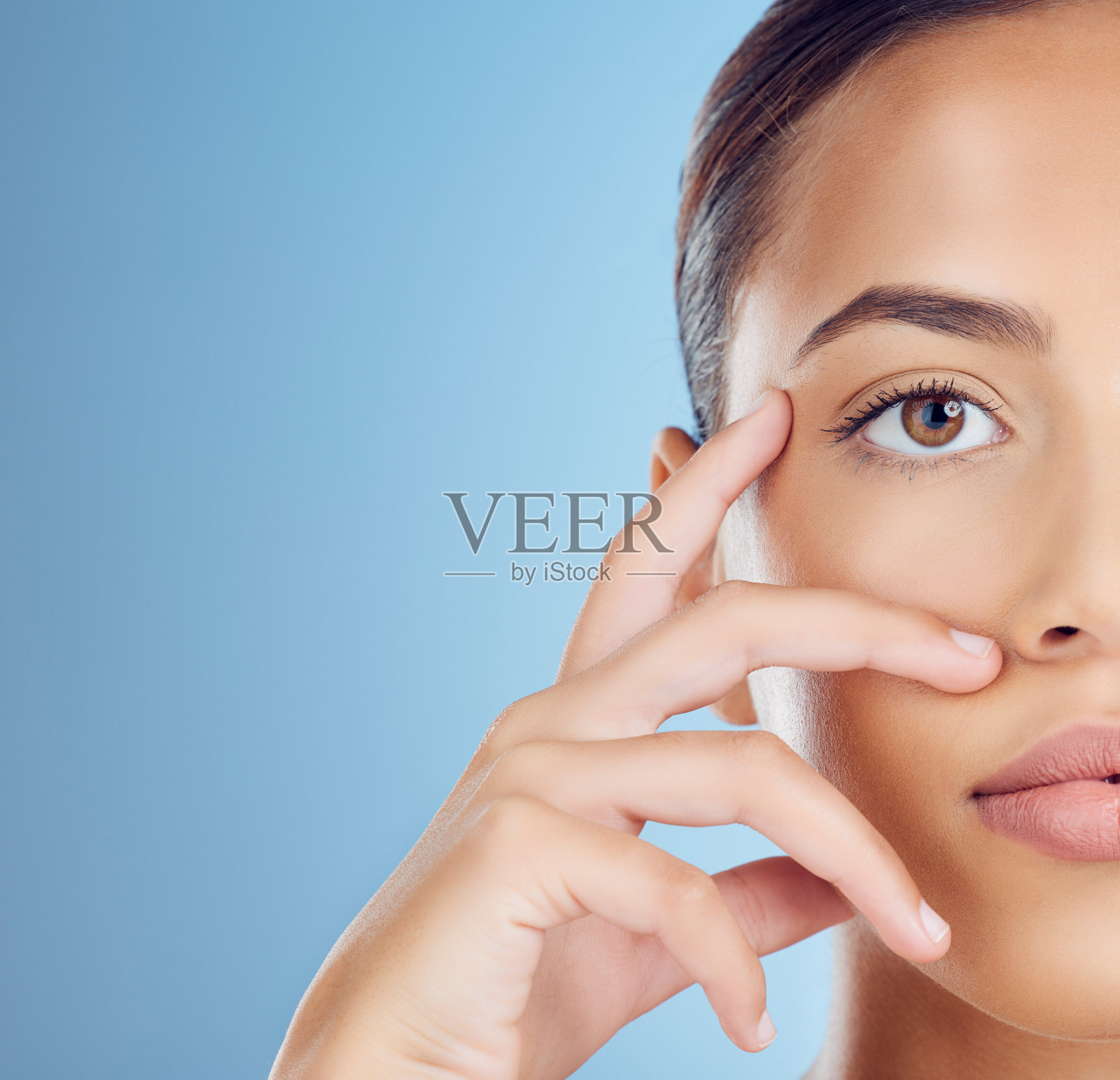 半脸，女人和美女在模拟工作室护肤，健康和化妆品的结果，从沙龙水疗。特写肖像，面部和模型与健康美学，激光皮肤科或模拟空间照片摄影图片