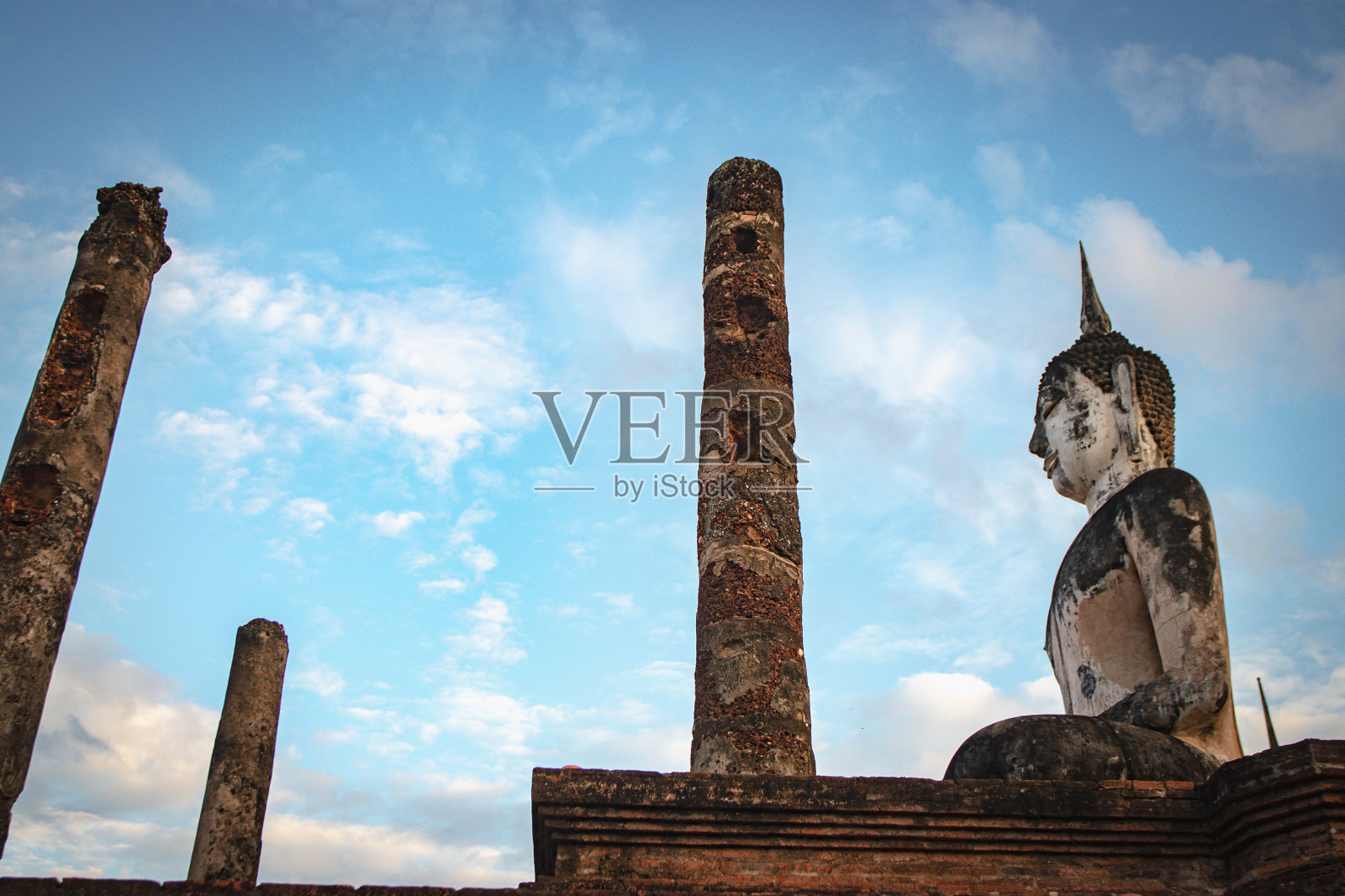 泰国素可泰玛哈塔寺的古佛像。素可泰历史公园是联合国教科文组织世界遗产。照片摄影图片