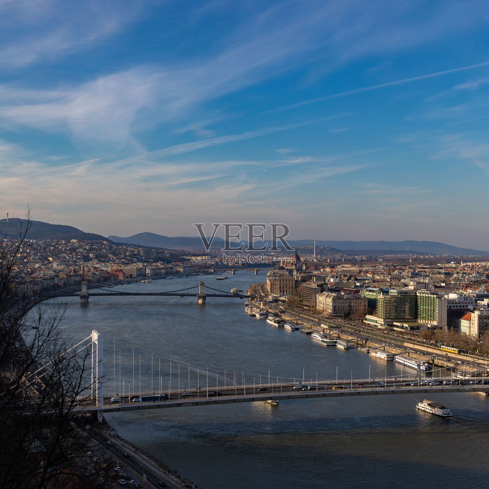 在一个阳光明媚的日子里，鸟瞰布达佩斯繁忙的城市景观和桥梁照片摄影图片