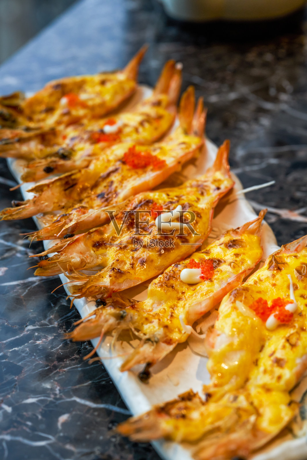 美味日式料理：烤芝士大虾照片摄影图片