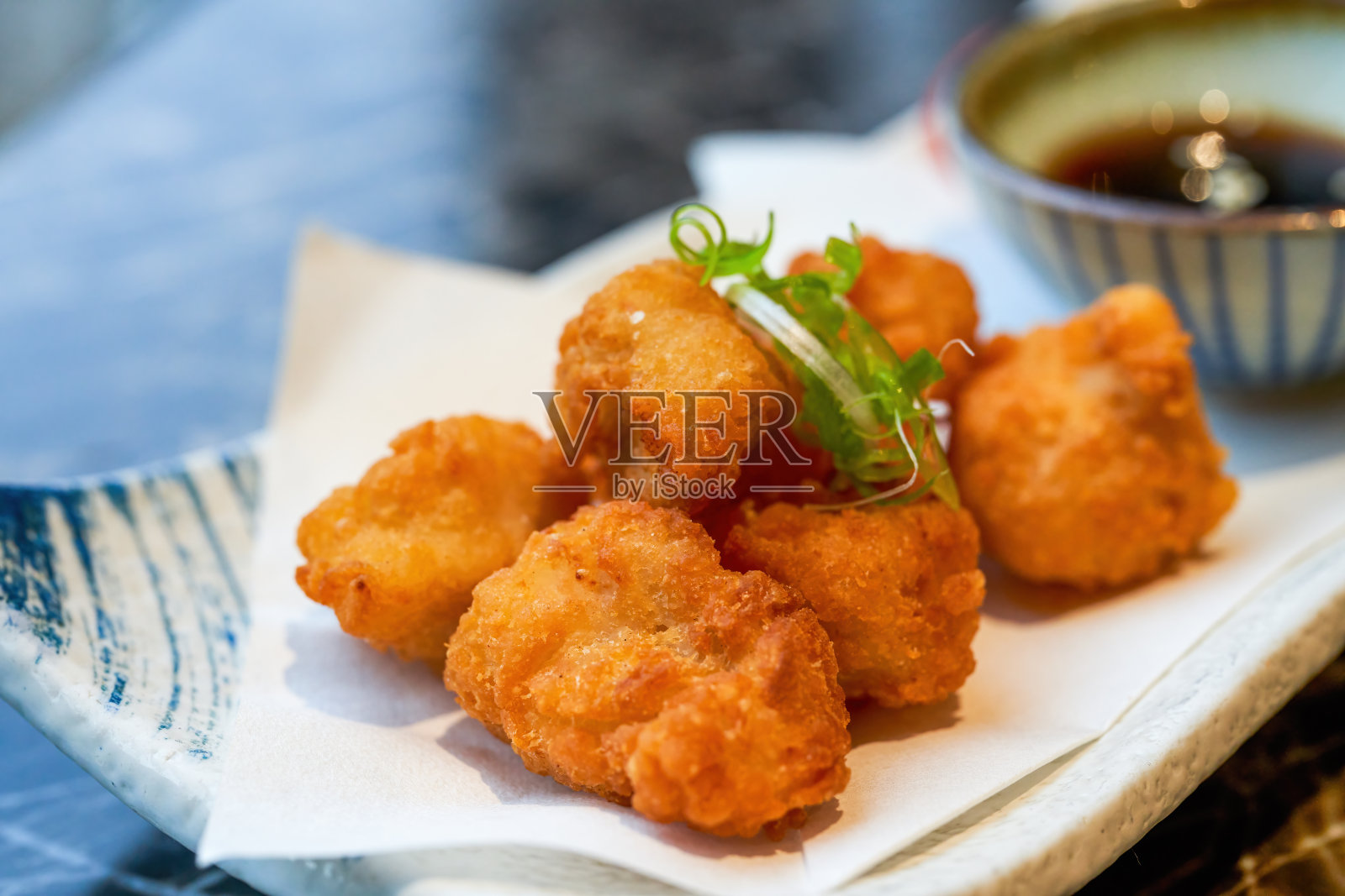 一种美味的油炸小吃，炸鸡块照片摄影图片