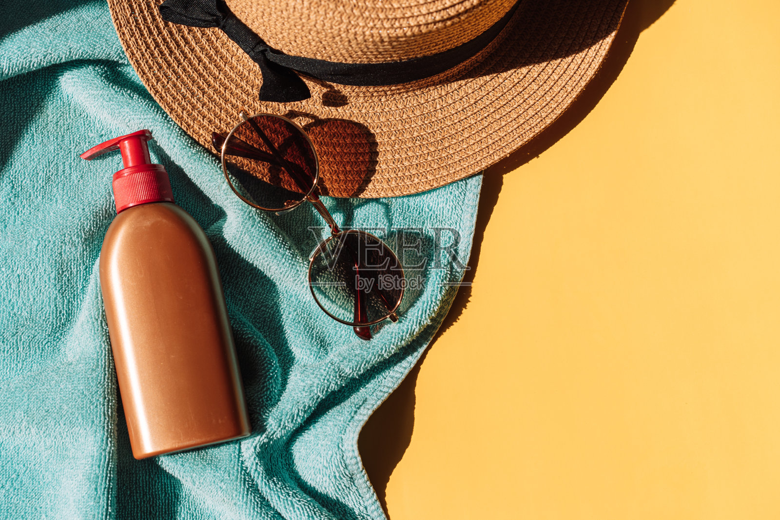 海滩饰品在黄色的背景照片摄影图片