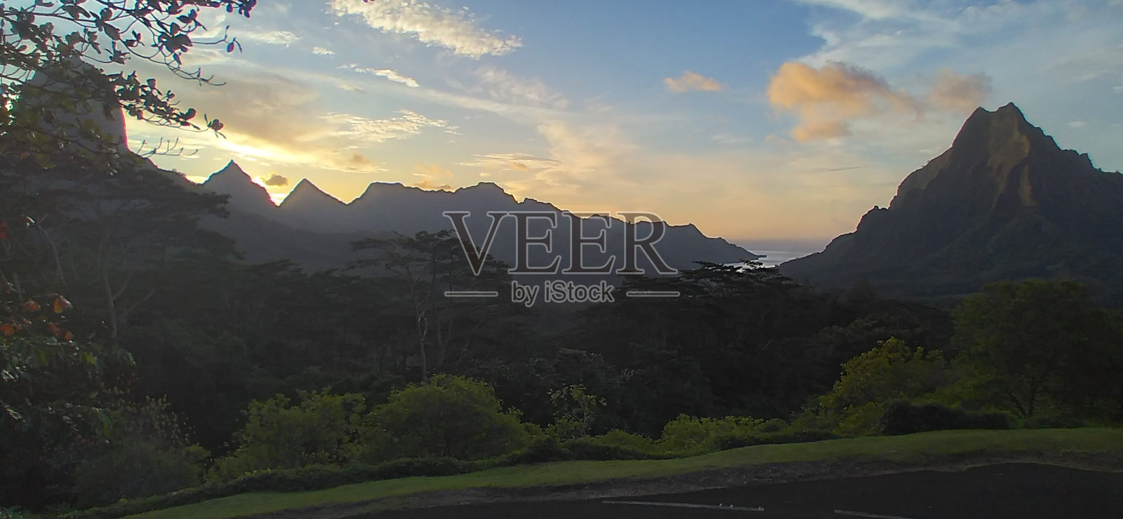 日落的罗推山(Moorea)照片摄影图片