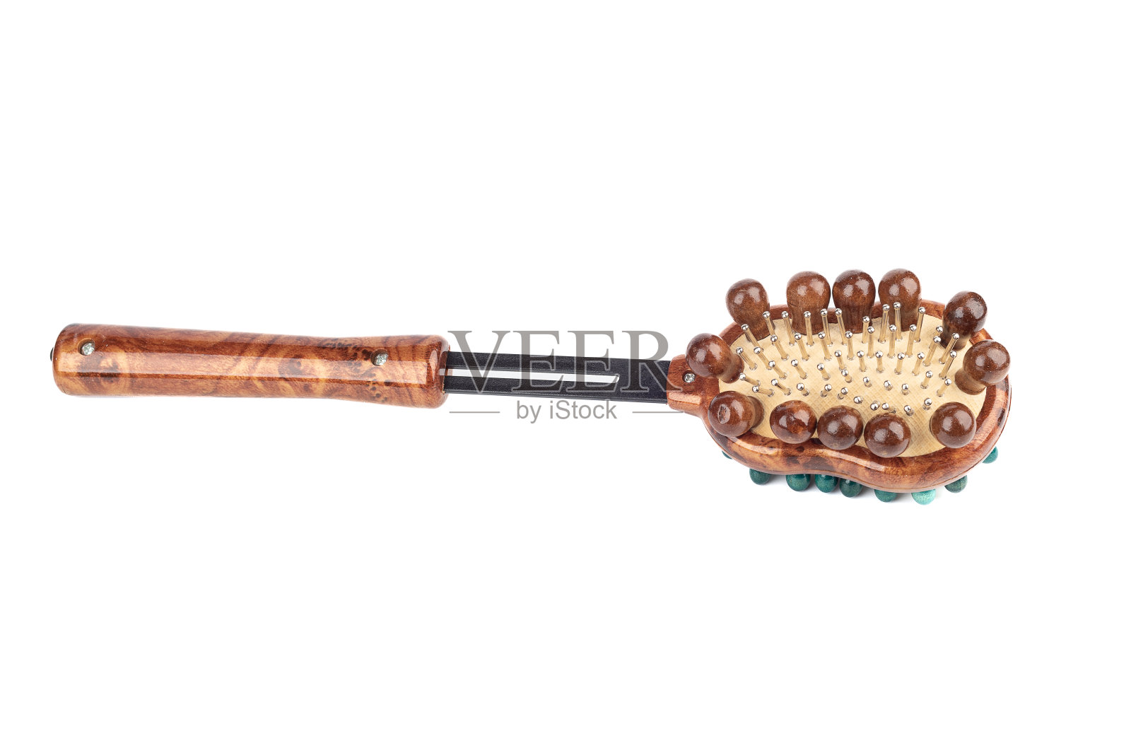 白色背景木柄身体按摩刷。照片摄影图片