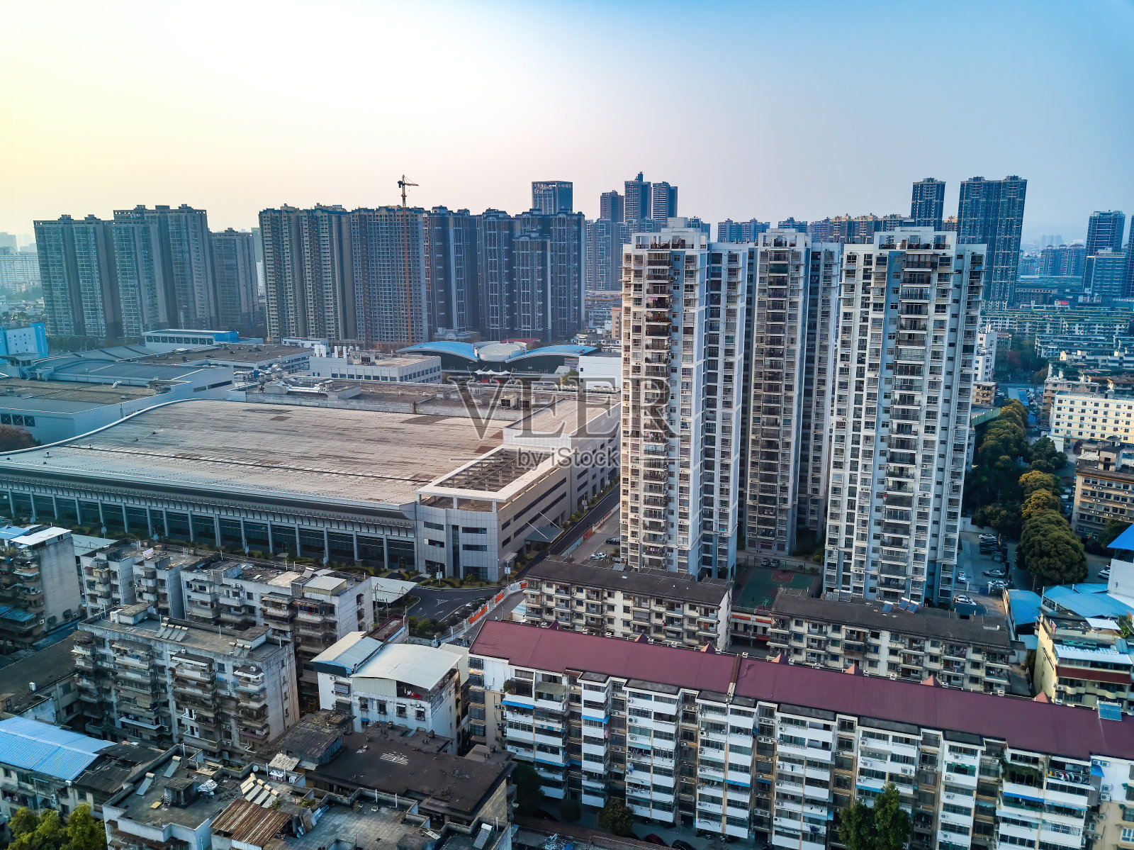 南宁市航拍，中国广西，旧城建筑和高层建筑照片摄影图片