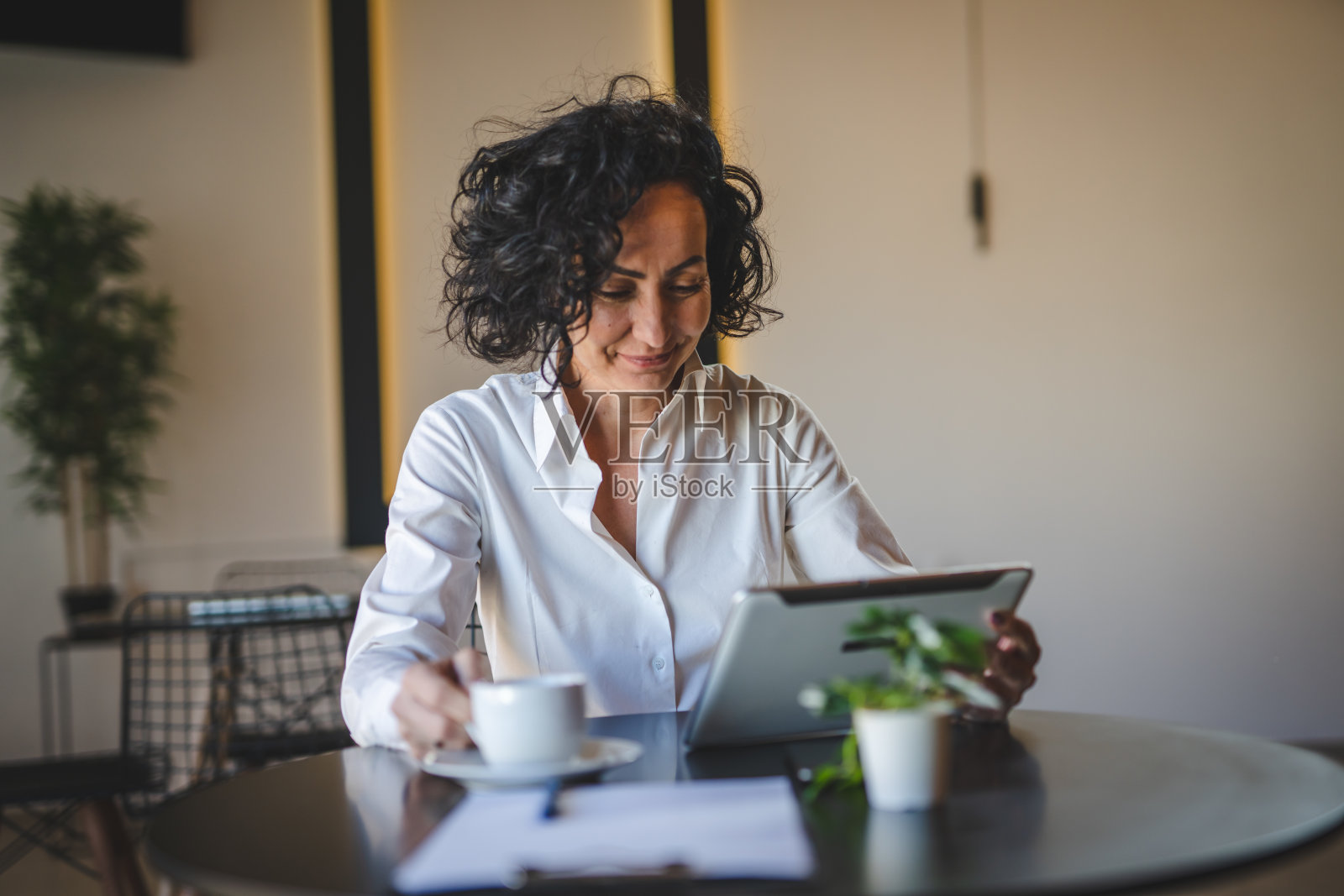 一位成熟的女企业家使用数码平板电脑工作照片摄影图片