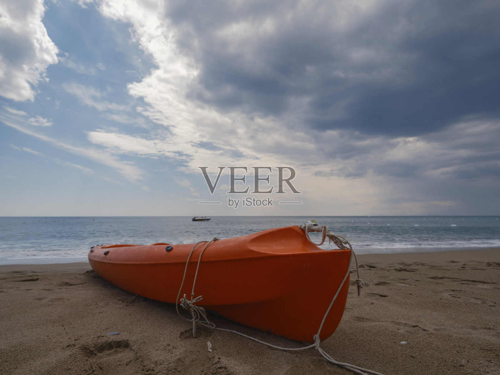 海滩上有一只漂亮的红色独木舟照片摄影图片