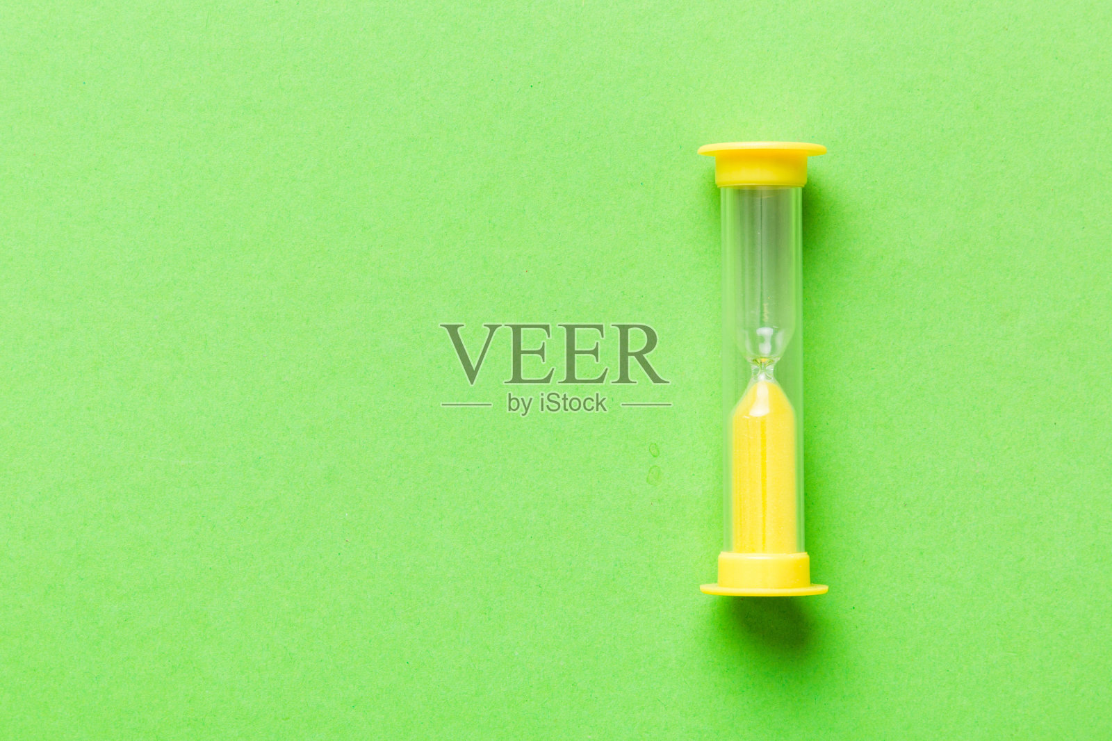 沙漏放在桌子上，沙钟作为时间流逝的概念，为业务的最后期限，复制空间照片摄影图片